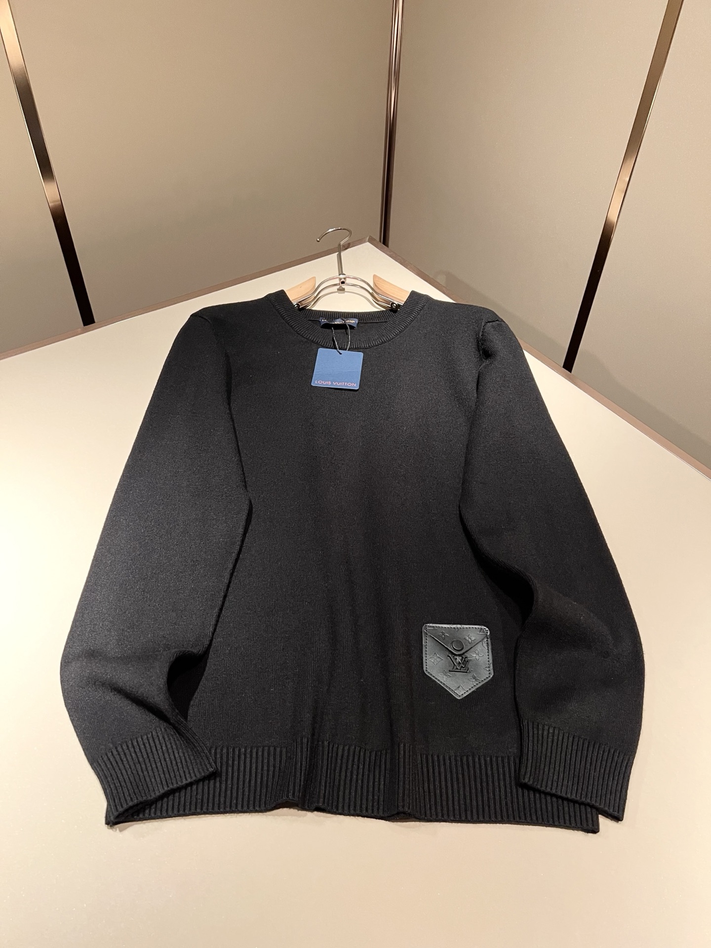 Louis Vuit*on 2025秋冬路易家族轻奢针织羊毛衫！男女同款👫装饰！ 路易家族的新高端，细节
