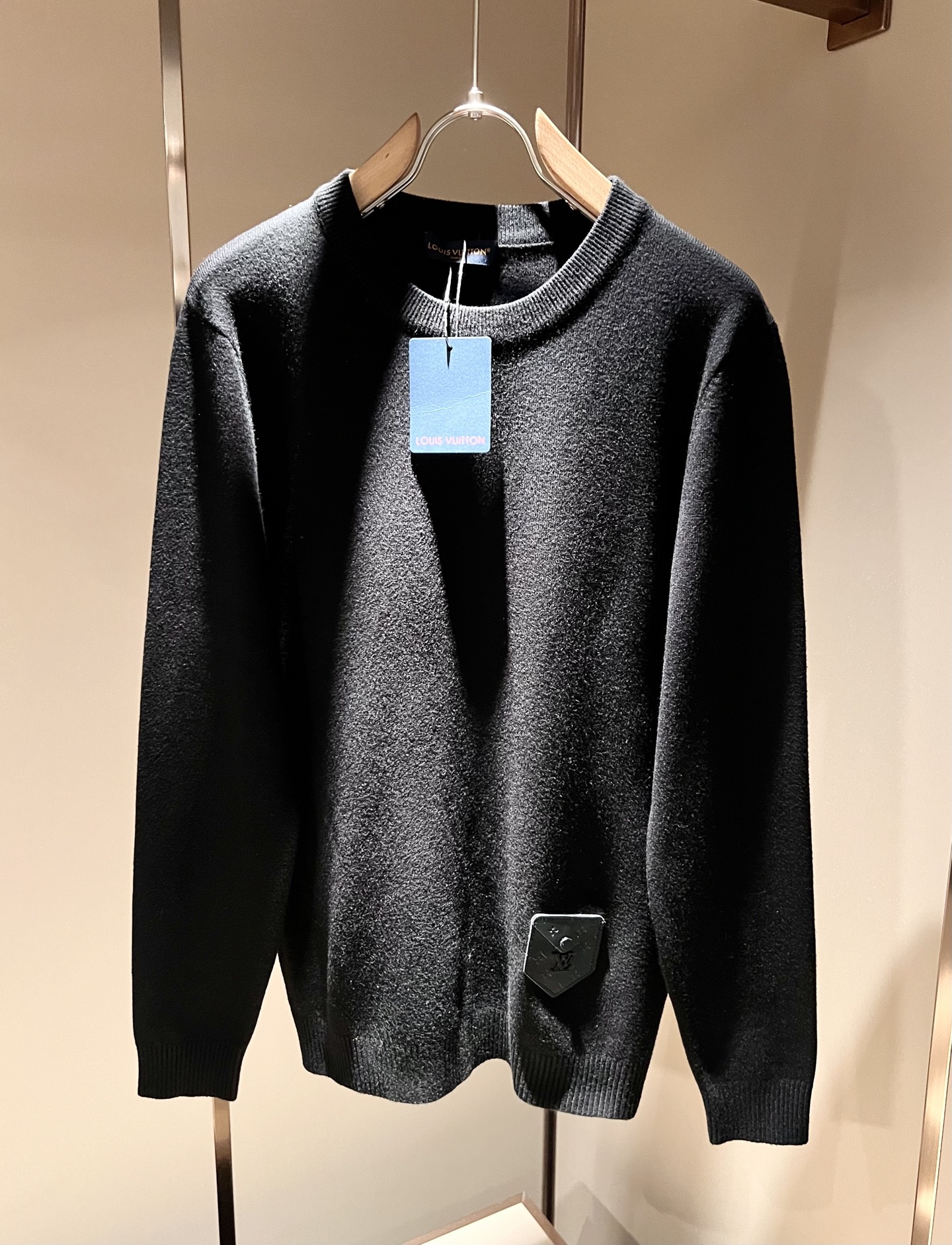 NO:608236,Louis Vuit*on 2025 autumn and winter Louis family light luxury knitted woolen sweater!  Same decoration for men and women!  The new high-end of the Louis family, the details and quality are always so perfect, and the creative designs are endless. You are not a fashionista if you don’t buy a few pieces of Louis this autumn and winter. The hem is designed with a logo leather pattern!  It is something that everyone loves. Made of top-quality wool blend, it is super soft and tough, and has excellent breathability. It comes from world-class trading OEM channels, and the quantity is extremely rare and sold out. It is a presbyopic item that is released every year by 'Donkey Brand'.  The body logo presents an unusual texture, clean and neat. This is the Louis family's unique skill and the latest craftsmanship of this season. The level of detail has reached the top, and the slim and three-dimensional tailoring is a unique design. It is a fusion of luxury and fashion!  Size M-3XL,,louis vuitton,louis vuitton,louis vuitton,alexander wang19860909Louis Vuit*on 2025秋冬路易家族轻奢针织羊毛衫！男女同款装饰！ 路易家族的新高端,细节品质永远的那么完美无瑕,创意设计层出不穷.今年秋冬季节没有入手几件路易你算不上时尚达人.下摆logo皮革图案设计！实属人见人爱的东西.顶级羊毛混纺打造,超级柔软且具有韧性,透气感也是绝佳.来自世界级贸易级别的代工厂渠道,数量极其稀少售完无补.“驴牌”每年都会出的老花单品,立体Logo呈现不一般的质感,干净俐落.这是路易家族的看家绝活也是本季度的最新工艺.细致化程度已经达到顶端了,修身立体剪裁的版型设计堪称一绝.属于奢华与时尚的融合！尺码M-3XL,,louis vuitton,louis vuitton,louis vuitton,alexander wang,Men's clothing