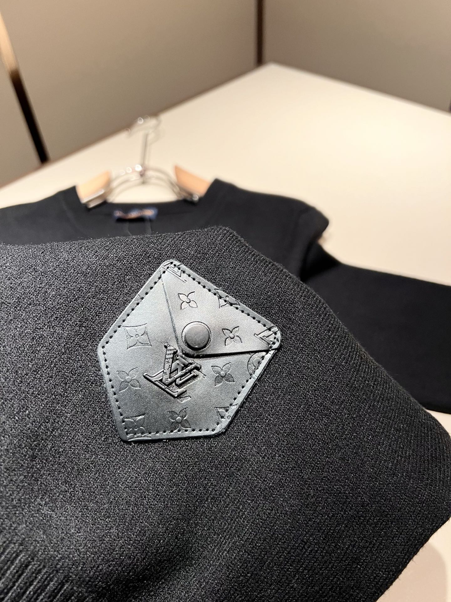 Louis Vuit*on 2025秋冬路易家族轻奢针织羊毛衫！男女同款👫装饰！ 路易家族的新高端，细节