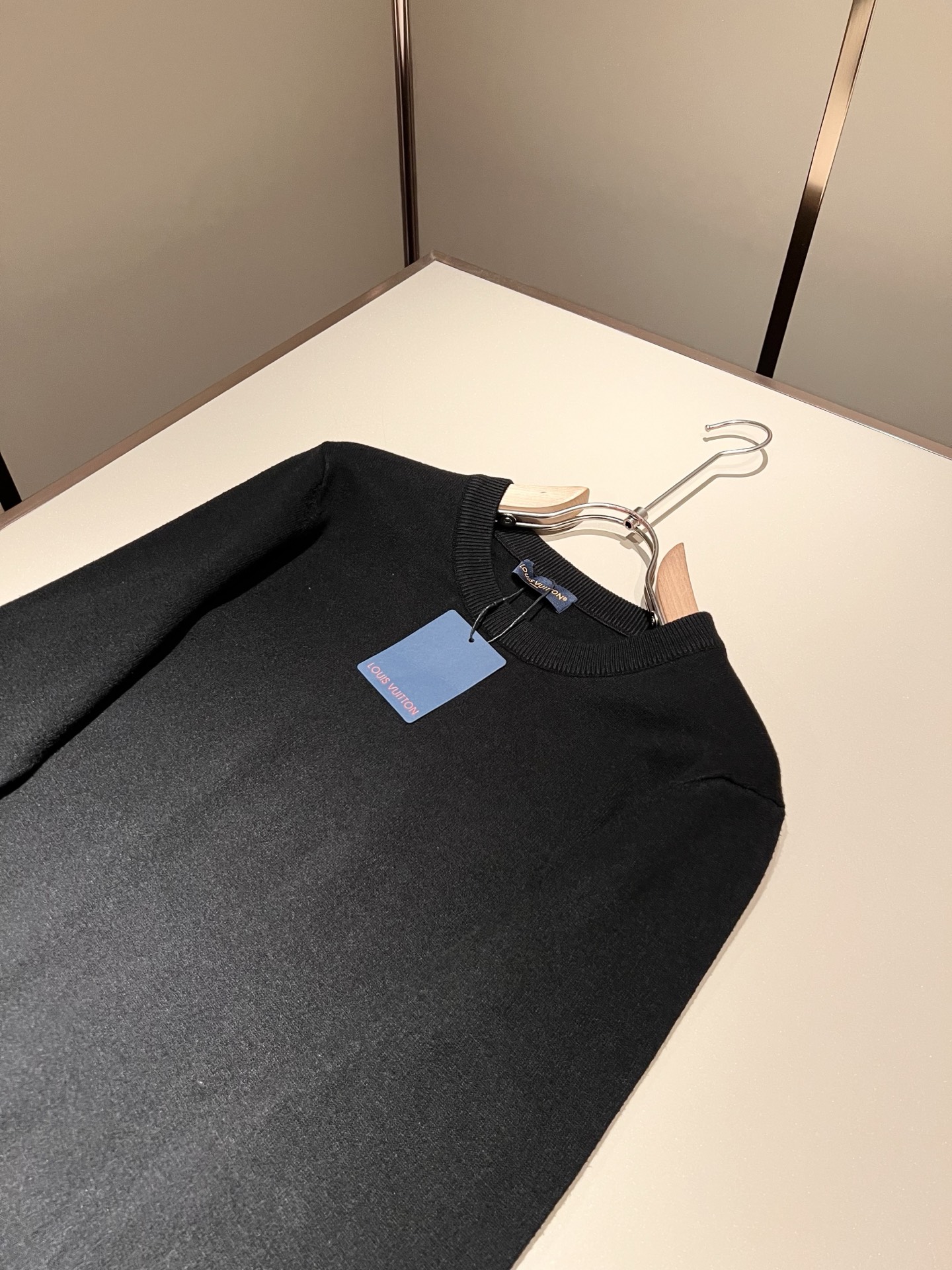 Louis Vuit*on 2025秋冬路易家族轻奢针织羊毛衫！男女同款👫装饰！ 路易家族的新高端，细节