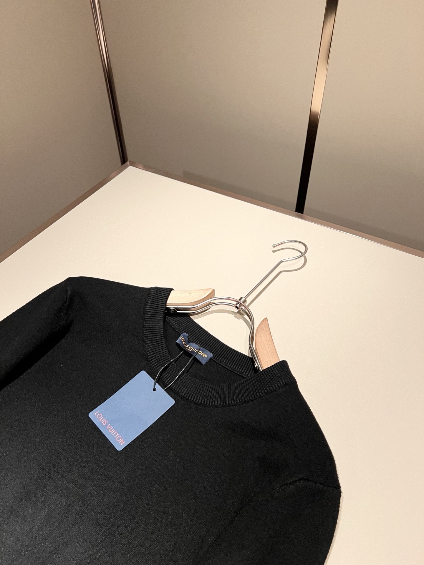 Louis Vuit*on 2025秋冬路易家族轻奢针织羊毛衫！男女同款👫装饰！ 路易家族的新高端，细节