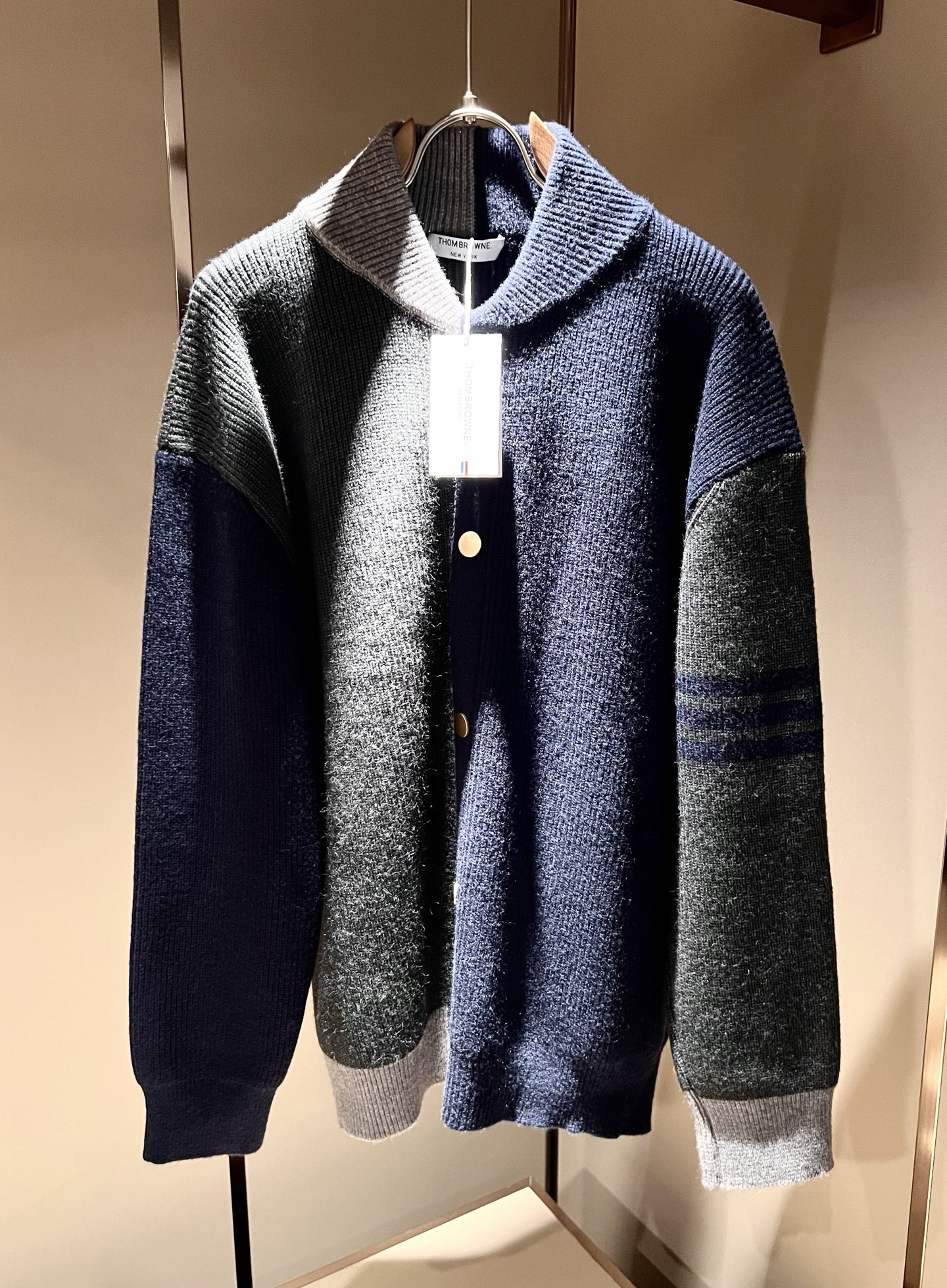 NO:599430,ThomBrow*e 2025 new autumn and winter new knitted wool cardigan for men and women, this year's new counter product, super soft wool fabric for men and women!  A fashionable and versatile model for the city, it is sure to be super popular this year. It is a must-have artifact for autumn and winter. It has a unique texture and a soft and smooth feel. It is not a product that can be compared with ordinary fabrics. Regular knitted wool fabric design, crocheted with classic iconic stripe design!  A rare model that can only be found. Very attractive design, liningless inseam binding technology, and very detailed. It is a model that requires a lot of attention to technology. Details determine the high-end. Minimalist design elements of the season, a must-have item for trendy men, perfect fit, highly recommended!  Size M-2XL,,alexander wang19860909ThomBrow*e汤姆*朗2025秋冬新款男女同款针织羊毛开衫,今年的专柜新品,男女同款超软羊毛面料！时尚都市百搭款,今年必定超火爆,秋冬必备神器,质感独特,手感柔嫩顺滑,不是一般面料所能对比的产品.常规的针织羊毛面料设计,钩织搭配经典标识性经典条纹设计！可遇不可求的款 非常极具魅力的设计,无里布内缝包边工艺,细节非常到位,要非常讲究技术的一款,细节决定高端.极简当季的设计元素,潮男必备单品,完美版型,强烈推荐！尺码M-2XL,,alexander wang,Men's clothing