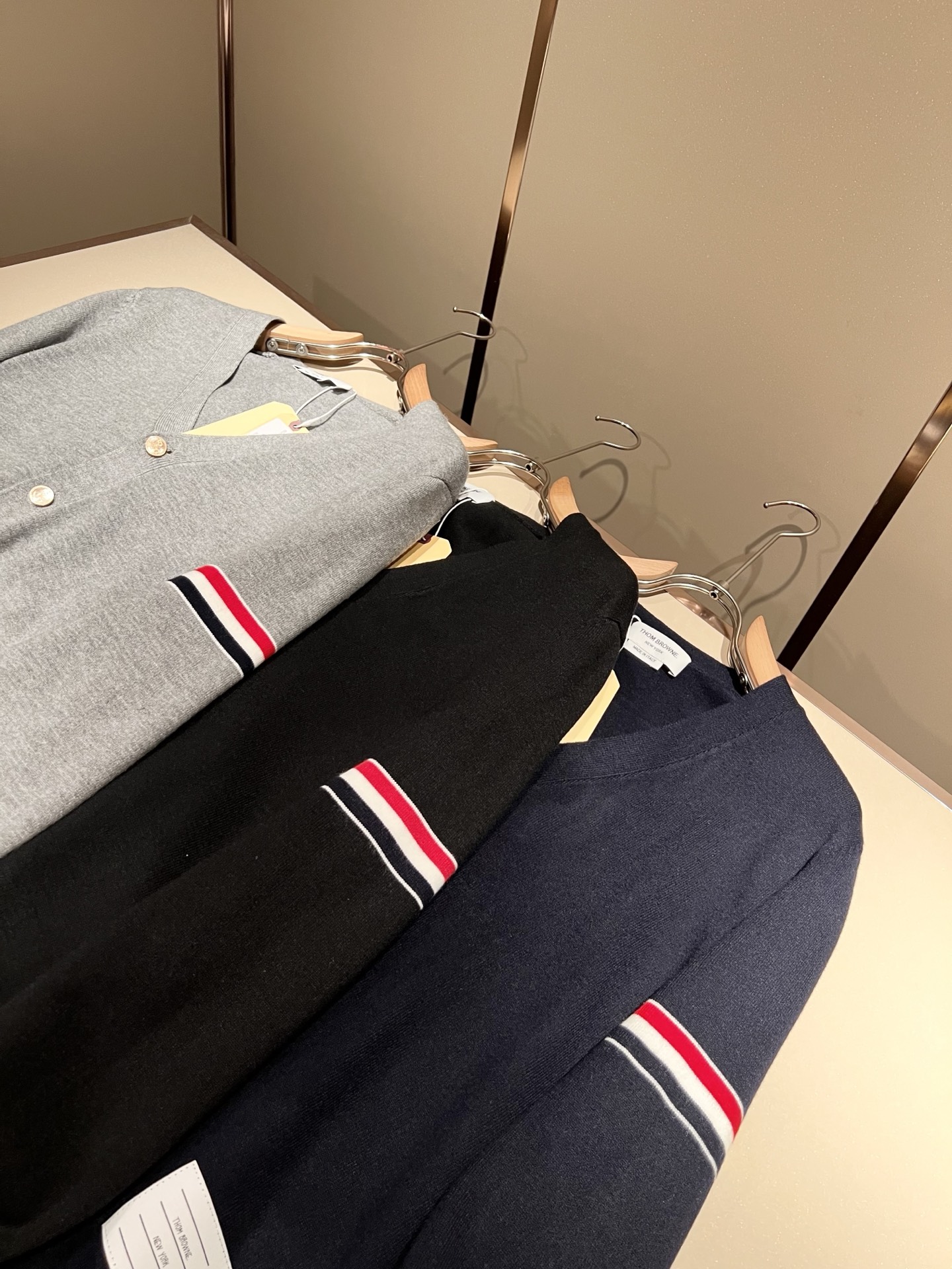 ThomBrow*e汤姆*朗2025秋冬新款男女同款👫针织羊毛开衫，今年的专柜新品，男女同款👫超软羊毛面