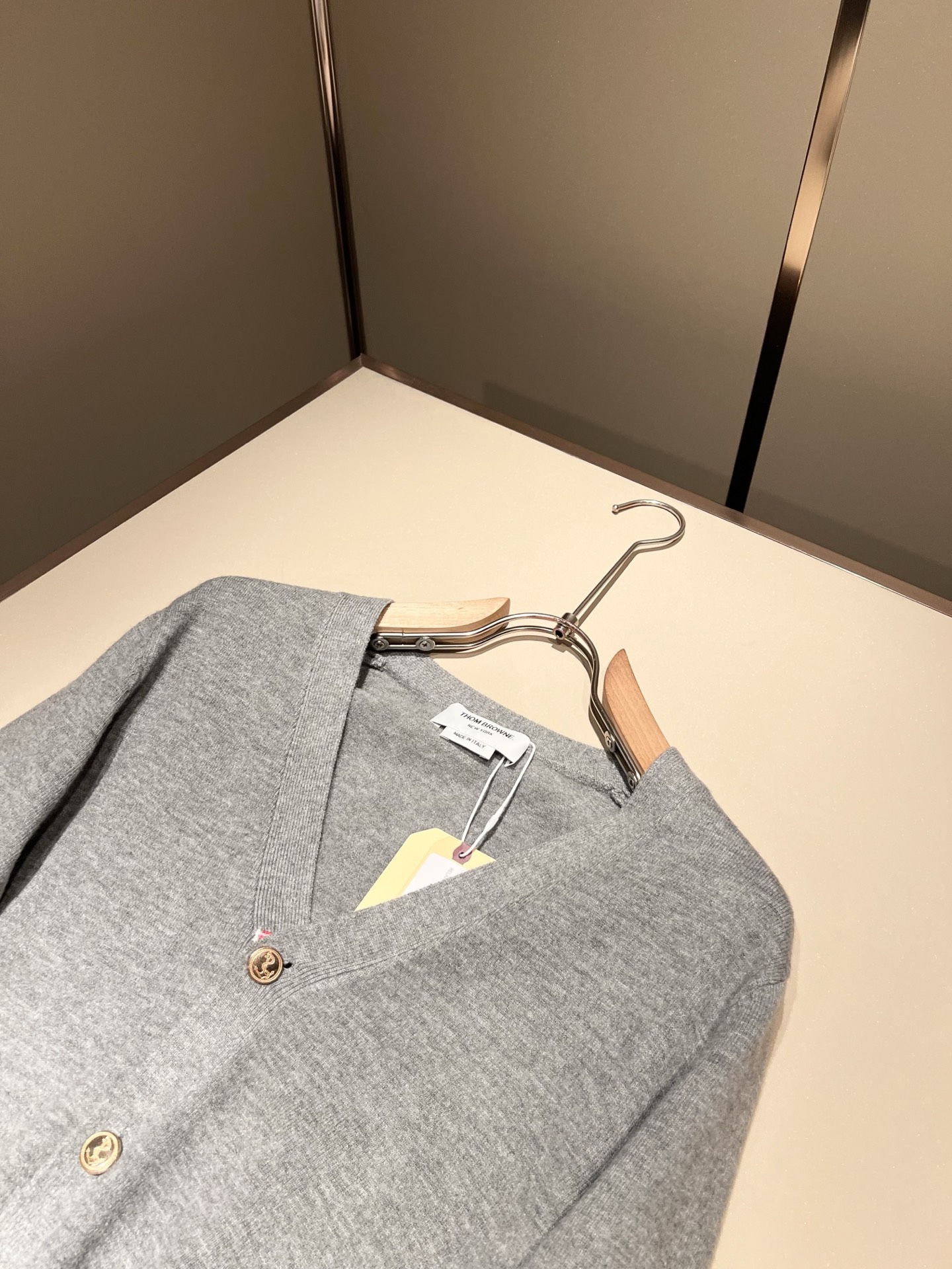 ThomBrow*e汤姆*朗2025秋冬新款男女同款👫针织羊毛开衫，今年的专柜新品，男女同款👫超软羊毛面