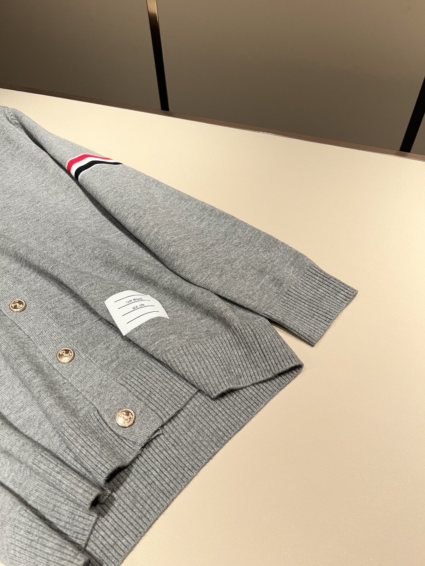 ThomBrow*e汤姆*朗2025秋冬新款男女同款👫针织羊毛开衫，今年的专柜新品，男女同款👫超软羊毛面