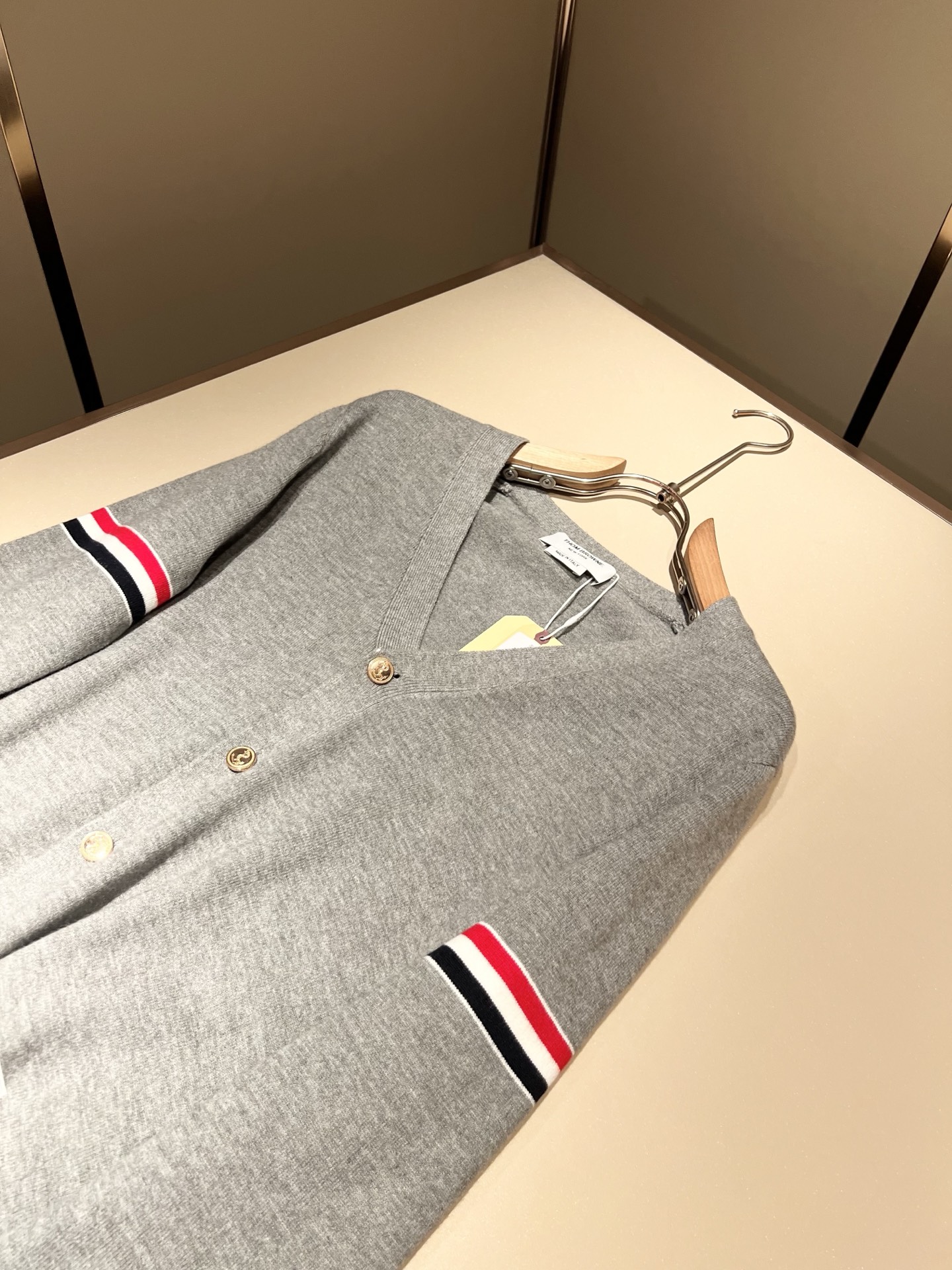 ThomBrow*e汤姆*朗2025秋冬新款男女同款👫针织羊毛开衫，今年的专柜新品，男女同款👫超软羊毛面