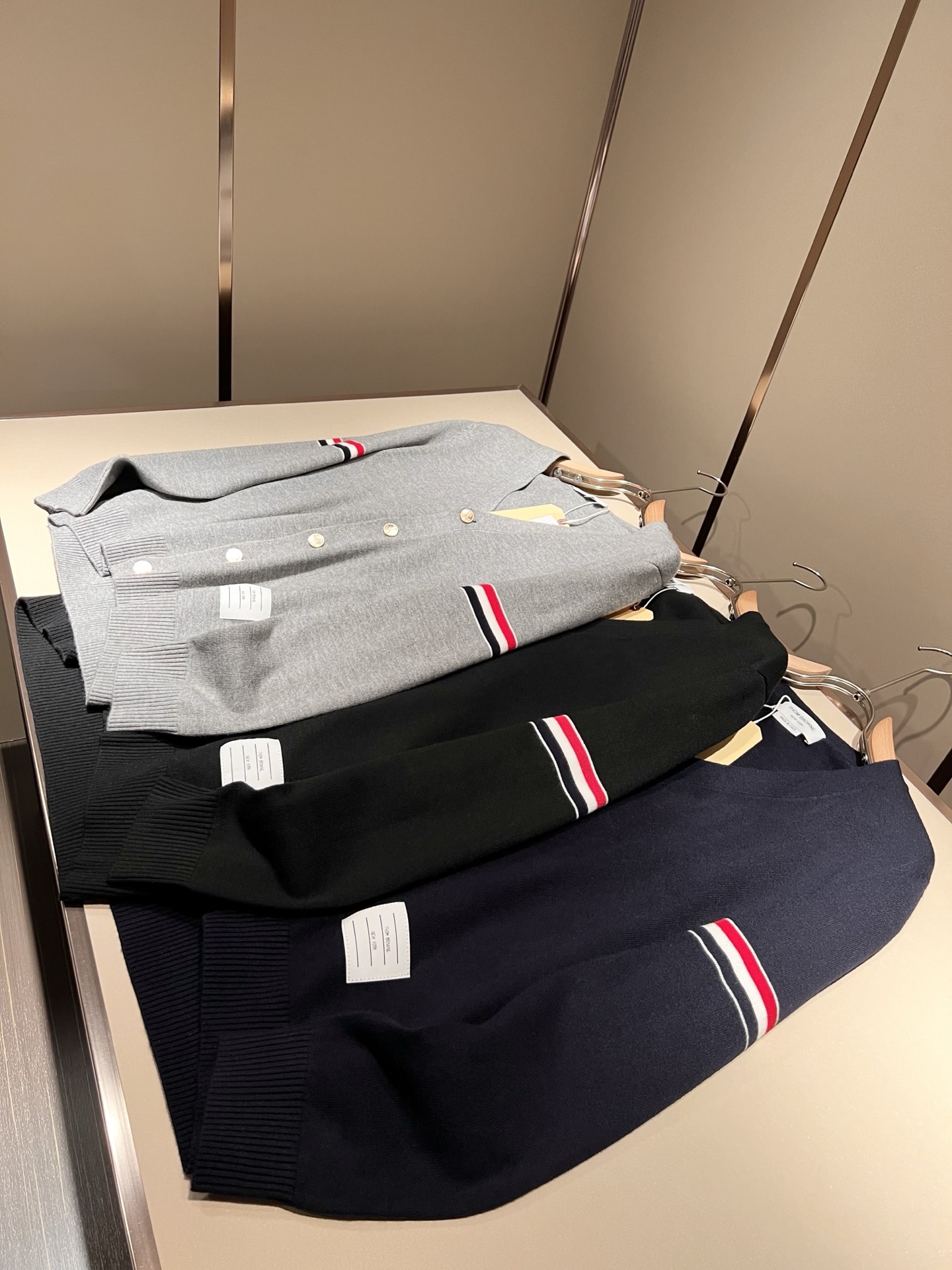 ThomBrow*e汤姆*朗2025秋冬新款男女同款👫针织羊毛开衫，今年的专柜新品，男女同款👫超软羊毛面