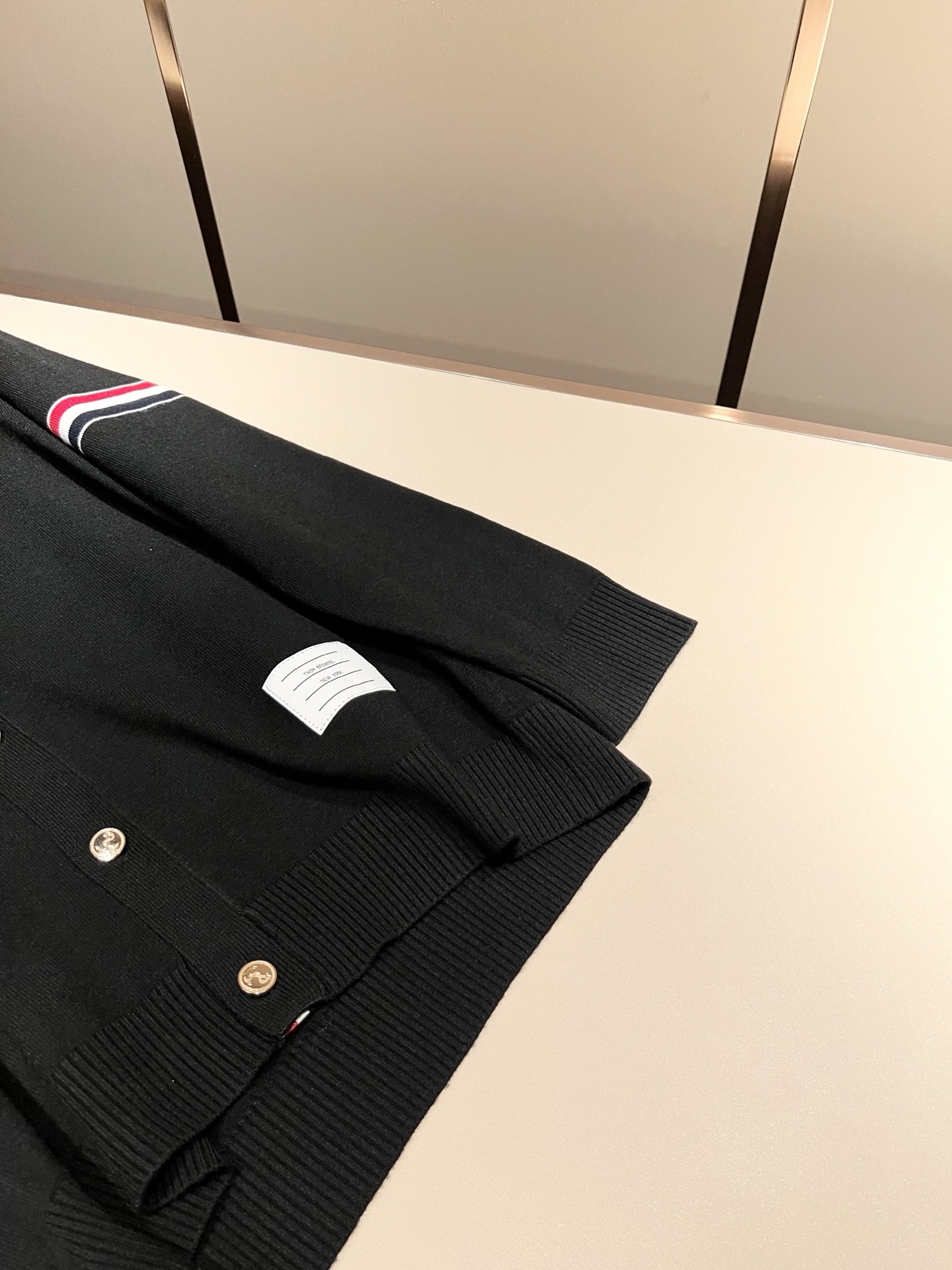 ThomBrow*e汤姆*朗2025秋冬新款男女同款👫针织羊毛开衫，今年的专柜新品，男女同款👫超软羊毛面