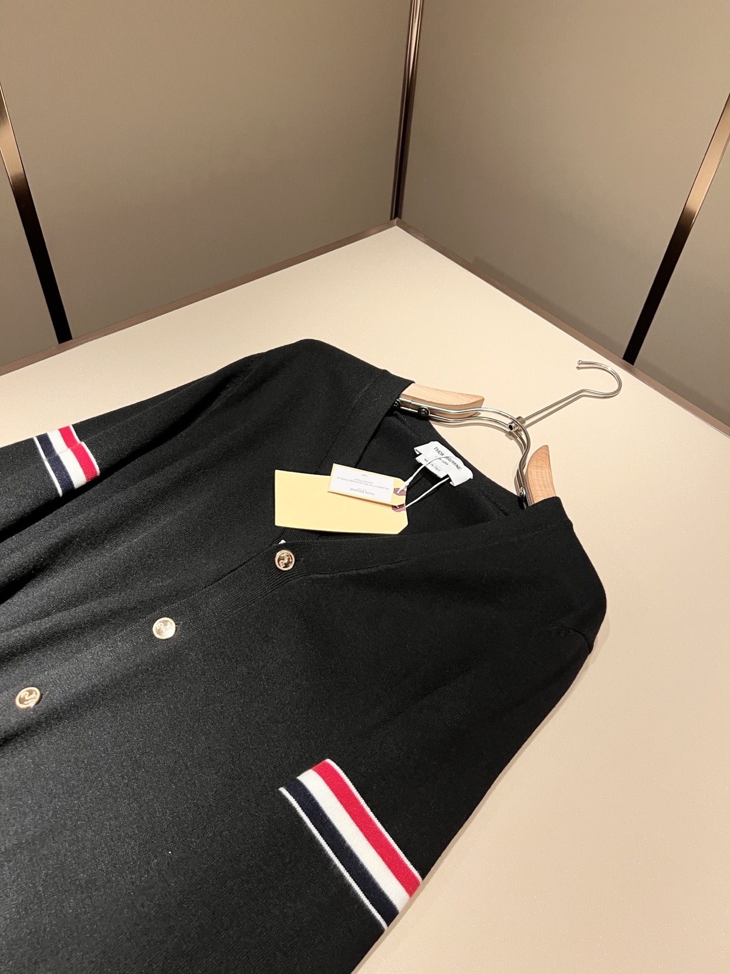 ThomBrow*e汤姆*朗2025秋冬新款男女同款👫针织羊毛开衫，今年的专柜新品，男女同款👫超软羊毛面