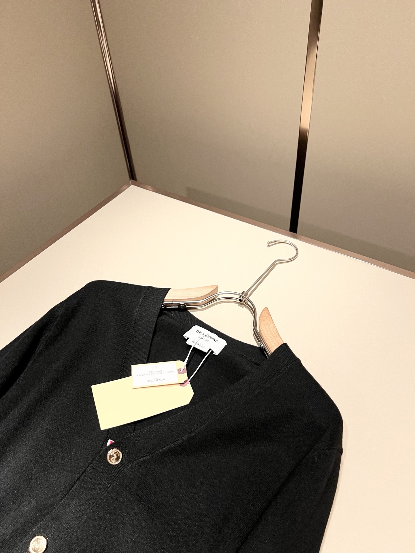 ThomBrow*e汤姆*朗2025秋冬新款男女同款👫针织羊毛开衫，今年的专柜新品，男女同款👫超软羊毛面