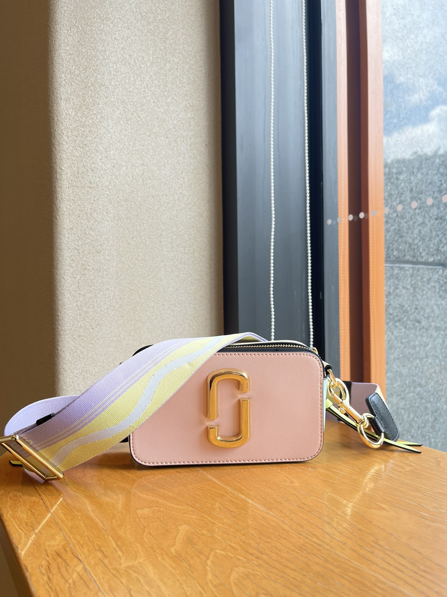 新色THE MJ相机包  一年四季人手必备一只的相机包 火遍全球的相机包 颜色非常美丽 更显青春活力 深