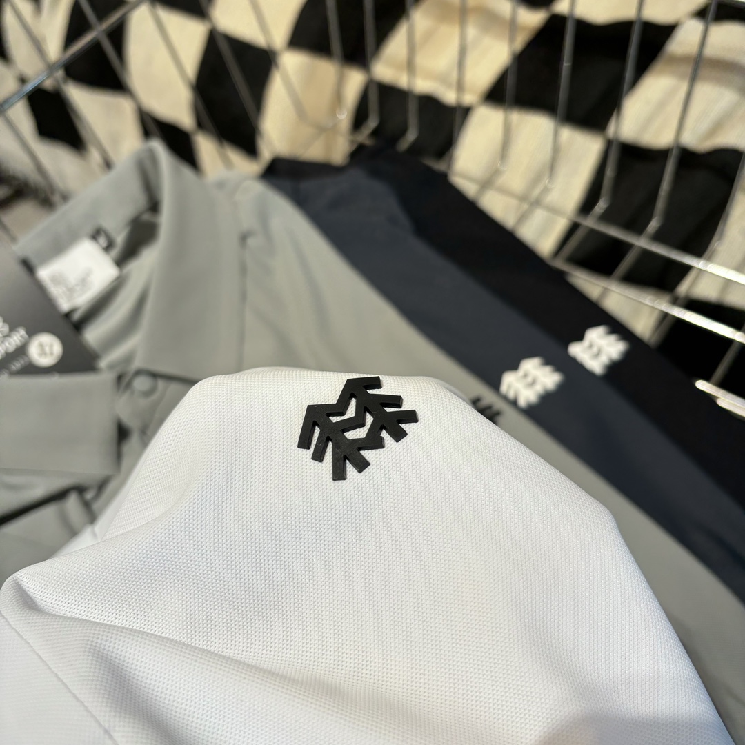 75💰
可隆经典基础款翻领胸标小logo短袖T恤,三色可选,夏季POLO衫短袖,商务休闲简约风,上身帅气百搭,夏季必备百搭奢潮单品
高端定制冰蚕丝面料 ,穿着舒适、冰爽丝滑透气 、 胸前经典简约硅胶立体小logo设计,翻领纽扣设计,百搭商务休闲款,潮男必备单品 ,上身帅气百搭,做工精致,细节到位,诚意满满
🏊🏻非常适合当季的款,上身百搭不挑人,玩转你的潮流,期待你我共同的驾驭🌞
颜色,黑色,深灰色,白色,浅灰色
SIZE :M–4XL
尺码 衣长 胸围 肩宽 建议身高 建议体重
M 68 96 44 160-170CM 100-115斤
L 70 100 46 168-175CM 115-130斤
XL 72 104 48 170-175CM 130-150斤
2XL 74 108 50 168-175CM 150-165斤
3XL 76 112 52 175-185CM 165-185斤
4XL 78 116 54 185-195CM 185-205斤