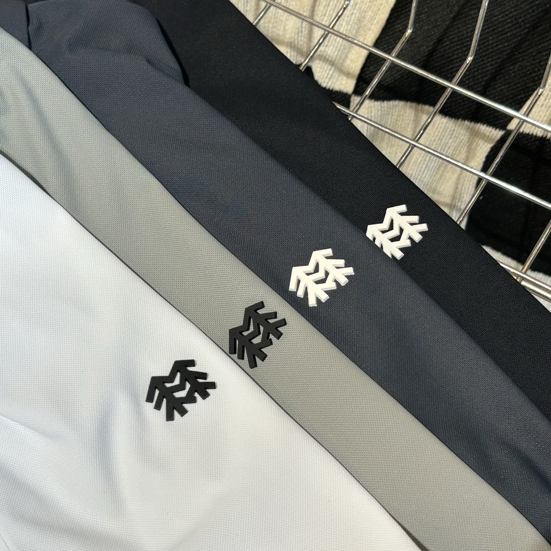 75💰
可隆经典基础款翻领胸标小logo短袖T恤,三色可选,夏季POLO衫短袖,商务休闲简约风,上身帅气百搭,夏季必备百搭奢潮单品
高端定制冰蚕丝面料 ,穿着舒适、冰爽丝滑透气 、 胸前经典简约硅胶立体小logo设计,翻领纽扣设计,百搭商务休闲款,潮男必备单品 ,上身帅气百搭,做工精致,细节到位,诚意满满
🏊🏻非常适合当季的款,上身百搭不挑人,玩转你的潮流,期待你我共同的驾驭🌞
颜色,黑色,深灰色,白色,浅灰色
SIZE :M–4XL
尺码 衣长 胸围 肩宽 建议身高 建议体重
M 68 96 44 160-170CM 100-115斤
L 70 100 46 168-175CM 115-130斤
XL 72 104 48 170-175CM 130-150斤
2XL 74 108 50 168-175CM 150-165斤
3XL 76 112 52 175-185CM 165-185斤
4XL 78 116 54 185-195CM 185-205斤