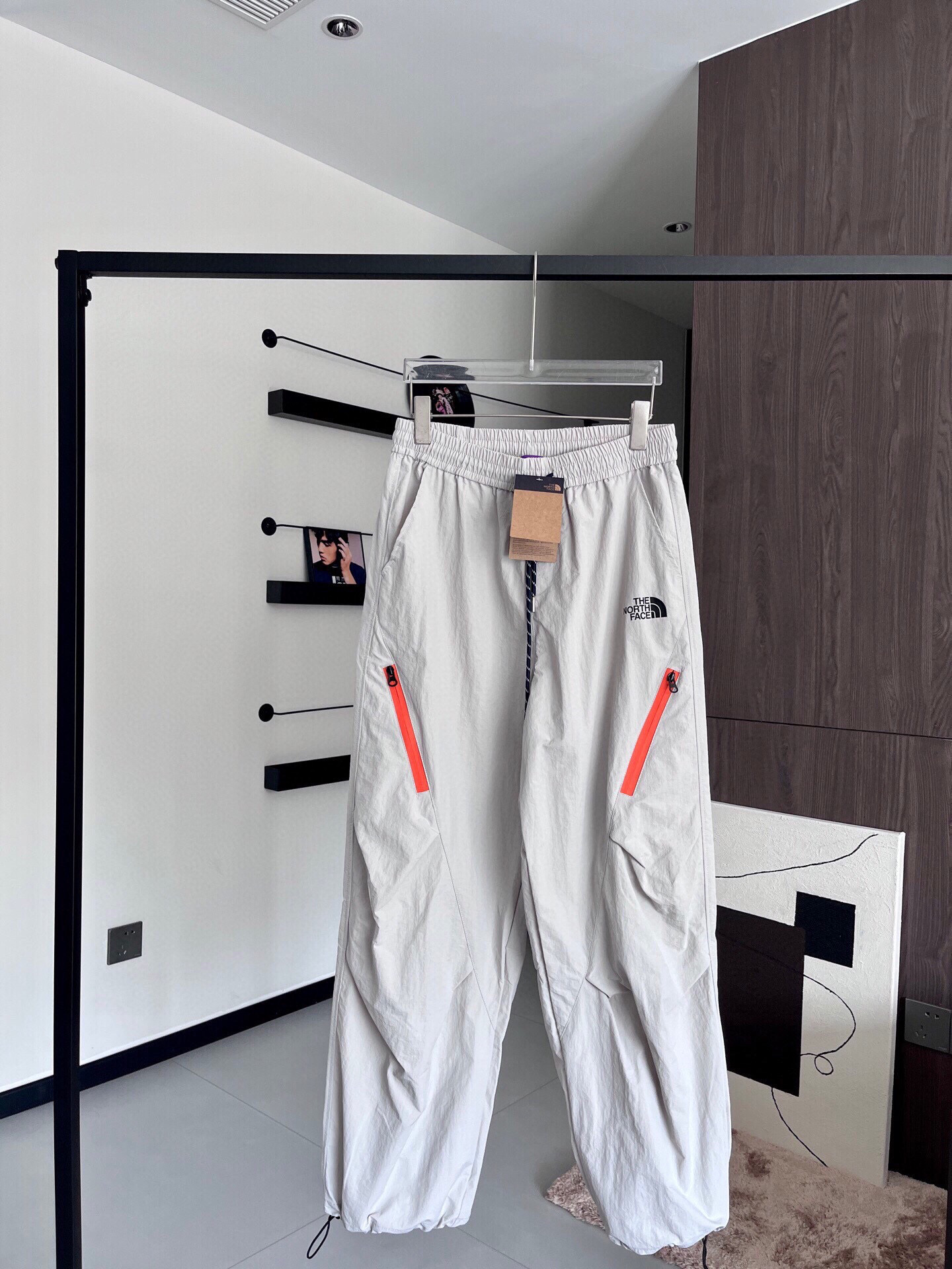 💰105
The North Face北面紫标冲锋裤伞兵裤直筒裤，一裤两穿，可直筒可束脚，潮流上新！舒适面料，挺括有型，立体好版型，显高显瘦，采用织物结构，可在面料中部形成透气排湿效果，非常百搭的休闲运动裤👖 透气设计 ☝️特质面料 上身舒适透气 💨侧边防水拉链设计 品质到位 情侣必备🔥
COLOR：黑色 灰色 藏青色
SIZE：M L XL 2XL
M    腰围68   裤长102   臀围106
L     腰围72   裤长104   臀围110
XL   腰围76   裤长106   臀围114
2XL 腰围80   裤长108   臀围118
手工测量1-3cm