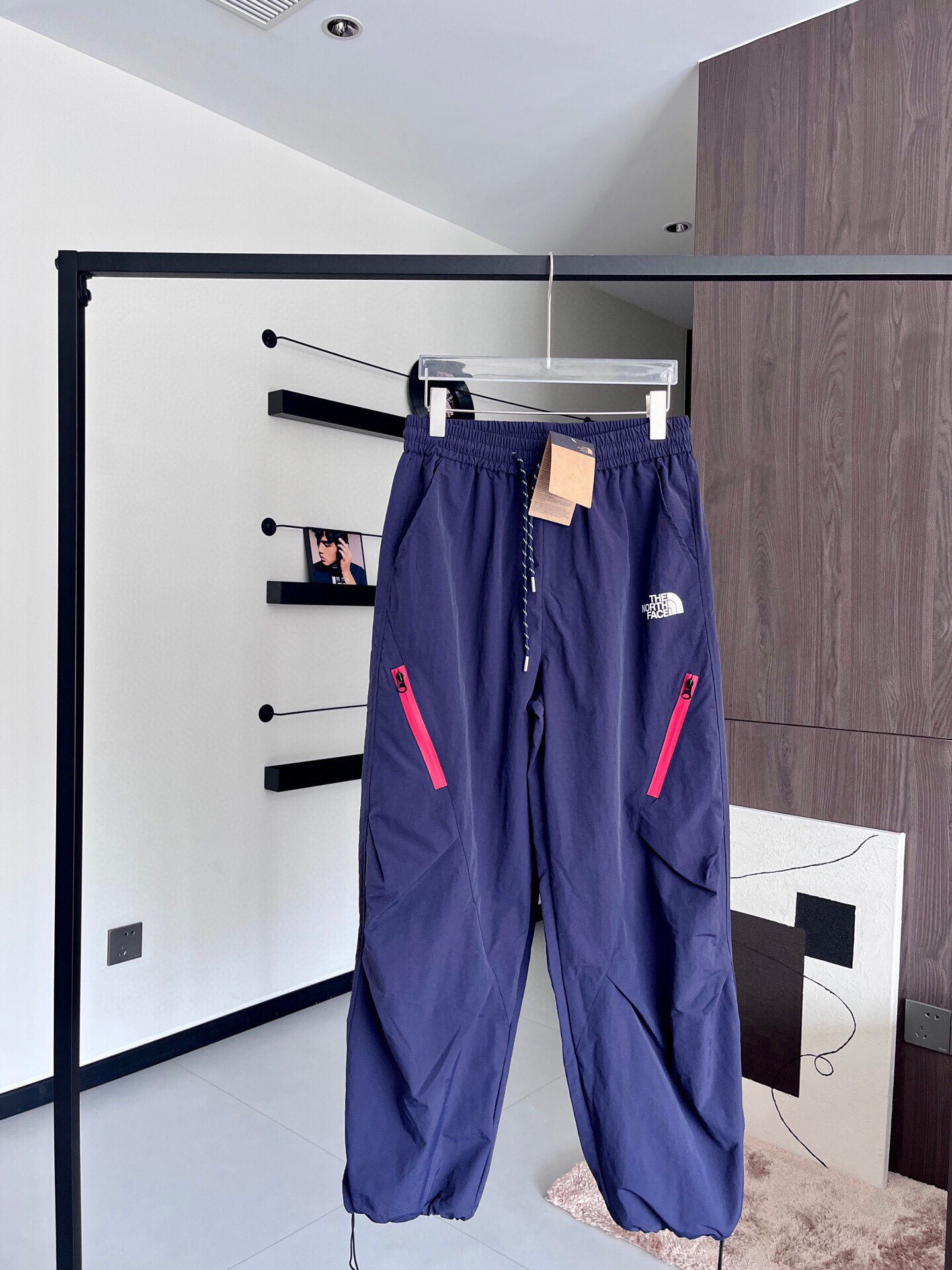 💰105
The North Face北面紫标冲锋裤伞兵裤直筒裤，一裤两穿，可直筒可束脚，潮流上新！舒适面料，挺括有型，立体好版型，显高显瘦，采用织物结构，可在面料中部形成透气排湿效果，非常百搭的休闲运动裤👖 透气设计 ☝️特质面料 上身舒适透气 💨侧边防水拉链设计 品质到位 情侣必备🔥
COLOR：黑色 灰色 藏青色
SIZE：M L XL 2XL
M    腰围68   裤长102   臀围106
L     腰围72   裤长104   臀围110
XL   腰围76   裤长106   臀围114
2XL 腰围80   裤长108   臀围118
手工测量1-3cm