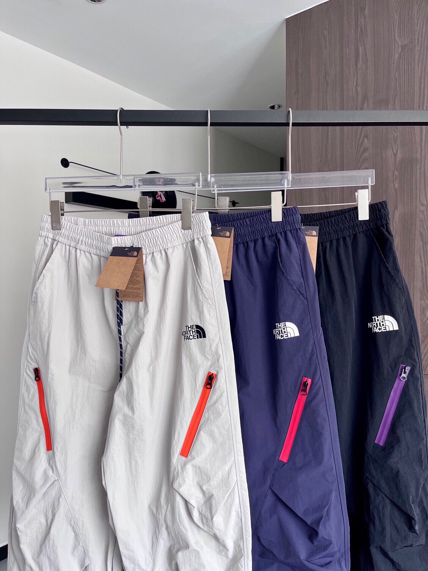 💰105
The North Face北面紫标冲锋裤伞兵裤直筒裤，一裤两穿，可直筒可束脚，潮流上新！舒适面料，挺括有型，立体好版型，显高显瘦，采用织物结构，可在面料中部形成透气排湿效果，非常百搭的休闲运动裤👖 透气设计 ☝️特质面料 上身舒适透气 💨侧边防水拉链设计 品质到位 情侣必备🔥
COLOR：黑色 灰色 藏青色
SIZE：M L XL 2XL
M    腰围68   裤长102   臀围106
L     腰围72   裤长104   臀围110
XL   腰围76   裤长106   臀围114
2XL 腰围80   裤长108   臀围118
手工测量1-3cm