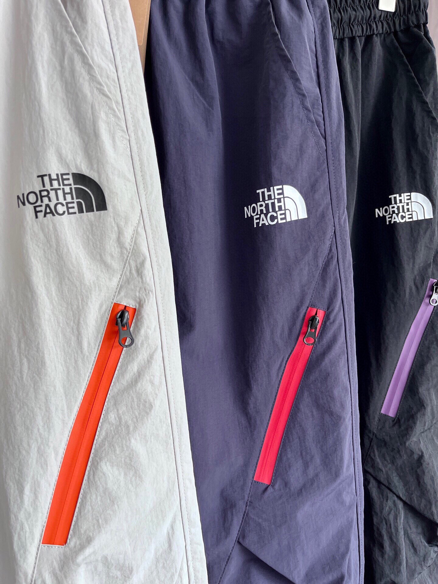 💰105
The North Face北面紫标冲锋裤伞兵裤直筒裤，一裤两穿，可直筒可束脚，潮流上新！舒适面料，挺括有型，立体好版型，显高显瘦，采用织物结构，可在面料中部形成透气排湿效果，非常百搭的休闲运动裤👖 透气设计 ☝️特质面料 上身舒适透气 💨侧边防水拉链设计 品质到位 情侣必备🔥
COLOR：黑色 灰色 藏青色
SIZE：M L XL 2XL
M    腰围68   裤长102   臀围106
L     腰围72   裤长104   臀围110
XL   腰围76   裤长106   臀围114
2XL 腰围80   裤长108   臀围118
手工测量1-3cm