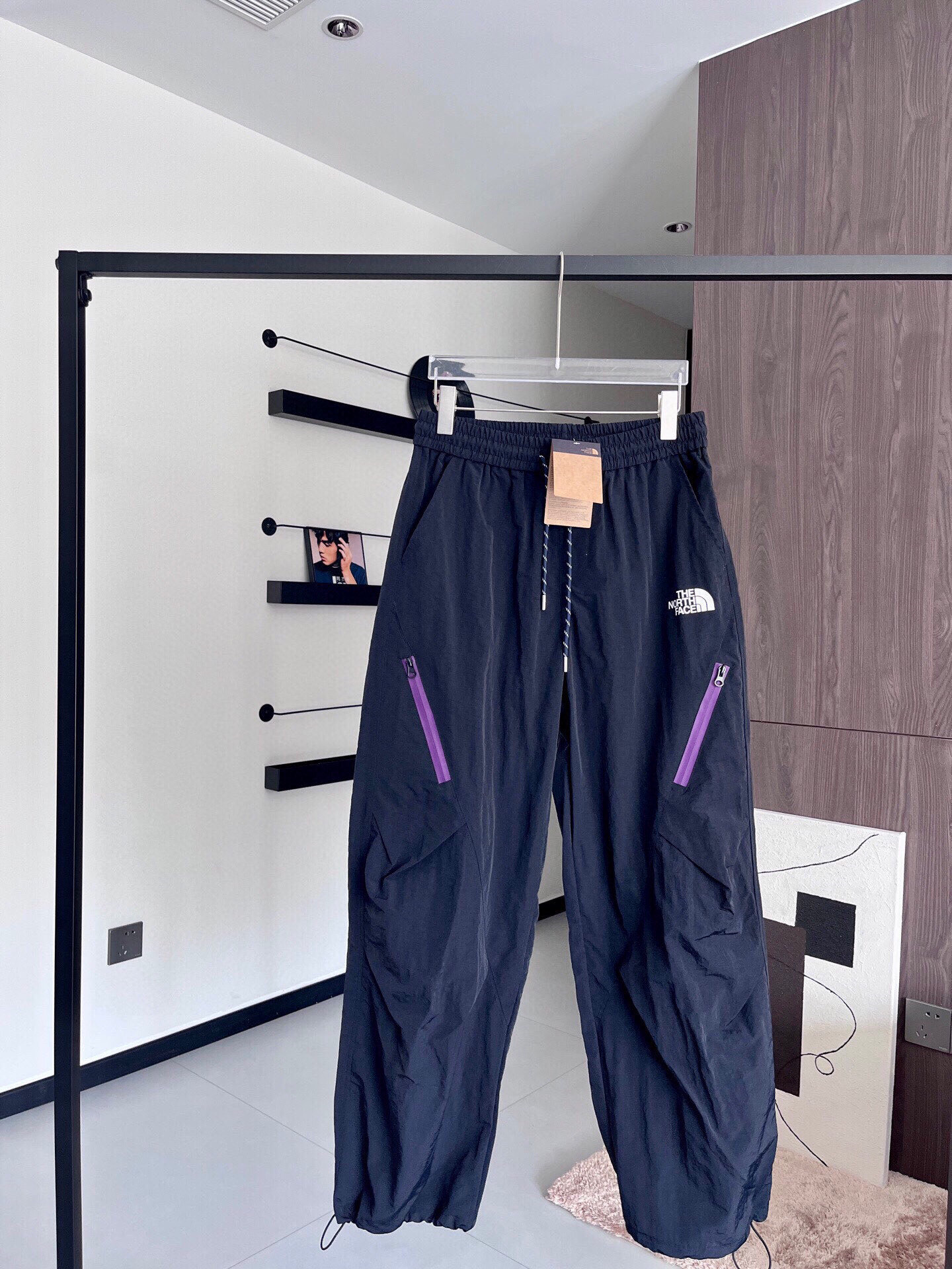 💰105
The North Face北面紫标冲锋裤伞兵裤直筒裤，一裤两穿，可直筒可束脚，潮流上新！舒适面料，挺括有型，立体好版型，显高显瘦，采用织物结构，可在面料中部形成透气排湿效果，非常百搭的休闲运动裤👖 透气设计 ☝️特质面料 上身舒适透气 💨侧边防水拉链设计 品质到位 情侣必备🔥
COLOR：黑色 灰色 藏青色
SIZE：M L XL 2XL
M    腰围68   裤长102   臀围106
L     腰围72   裤长104   臀围110
XL   腰围76   裤长106   臀围114
2XL 腰围80   裤长108   臀围118
手工测量1-3cm