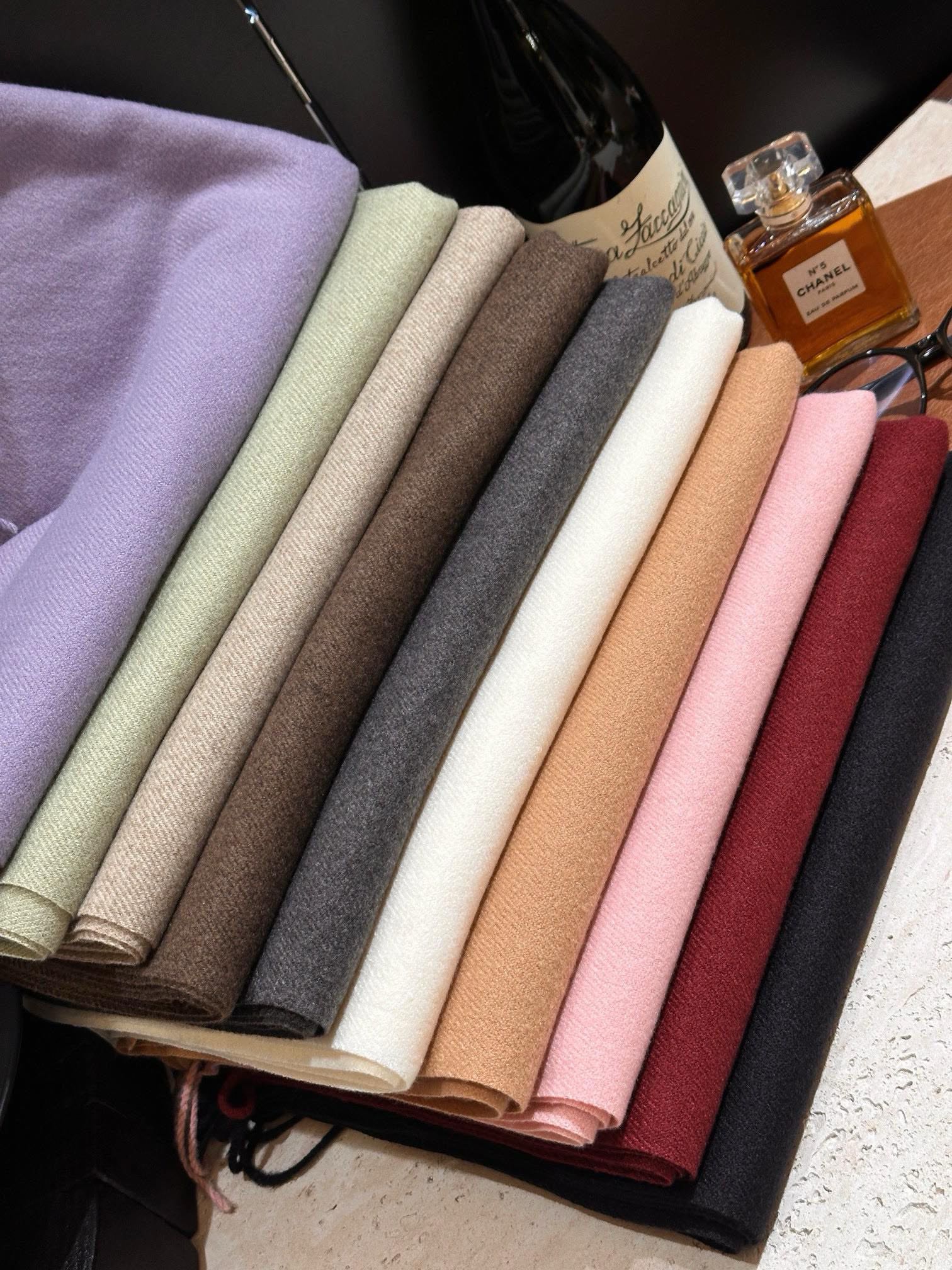 Generously oversized dimensions allow for versatile wear as a scarf - Comprehensive 6