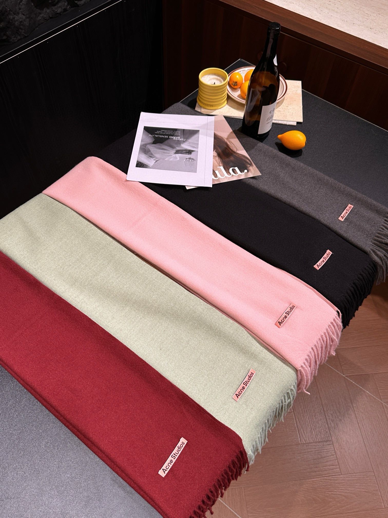 Generously oversized dimensions allow for versatile wear as a scarf - Comprehensive 7