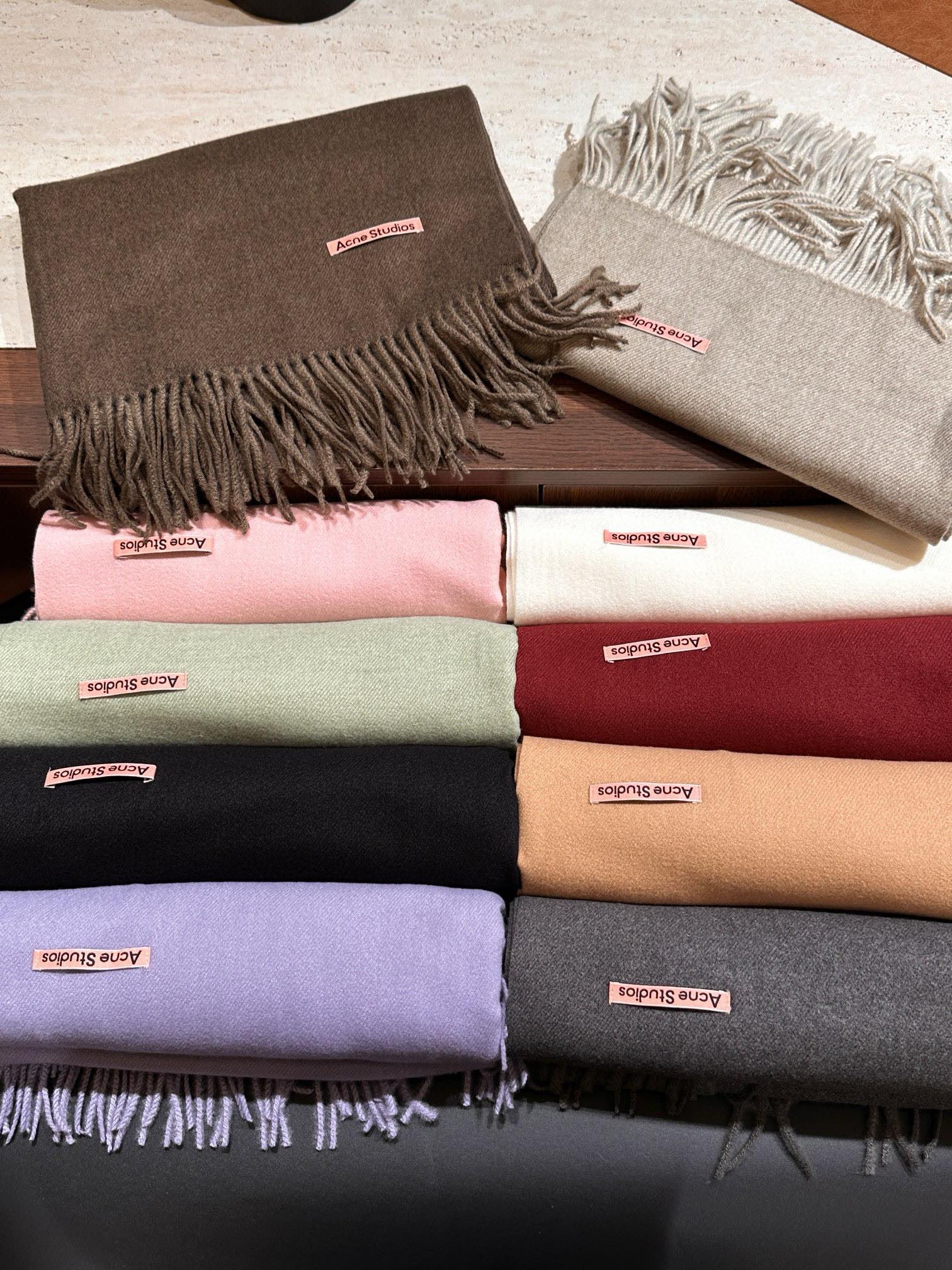Generously oversized dimensions allow for versatile wear as a scarf - Comprehensive 9