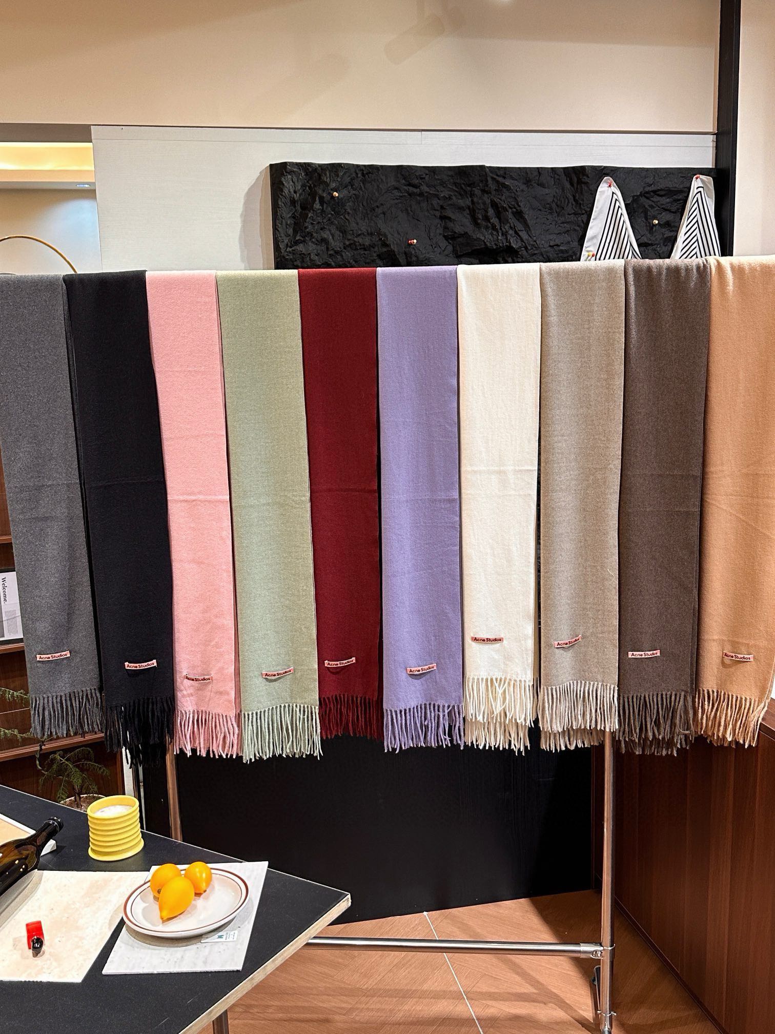 Generously oversized dimensions allow for versatile wear as a scarf - Comprehensive 2