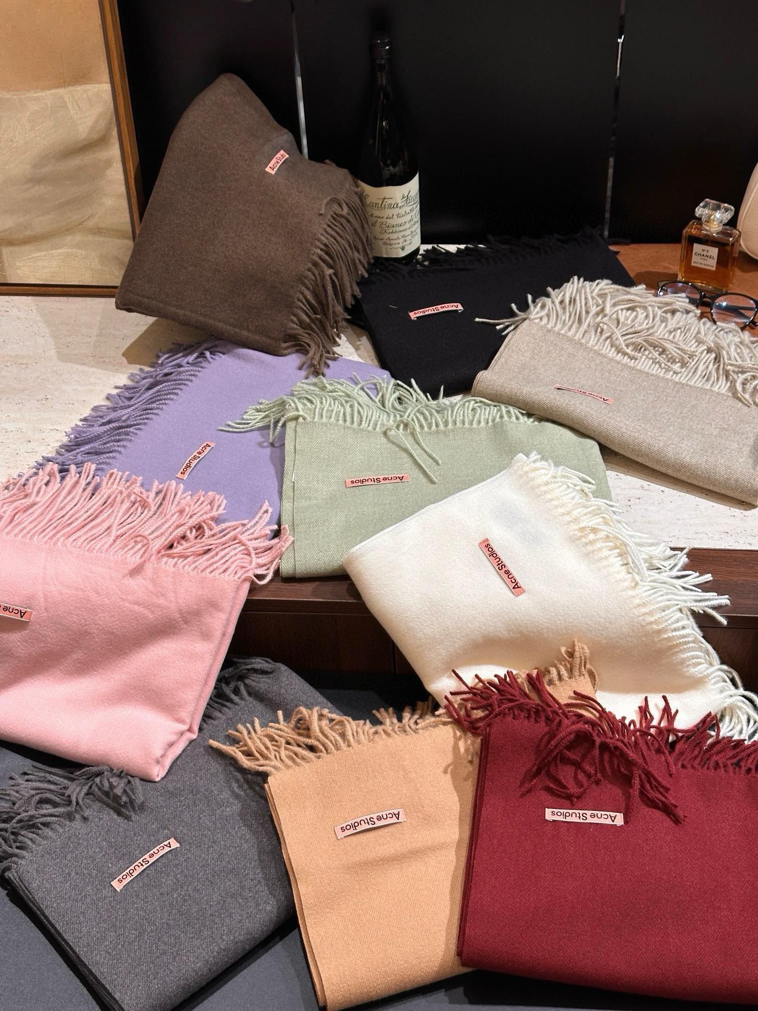 Generously oversized dimensions allow for versatile wear as a scarf - Comprehensive 4