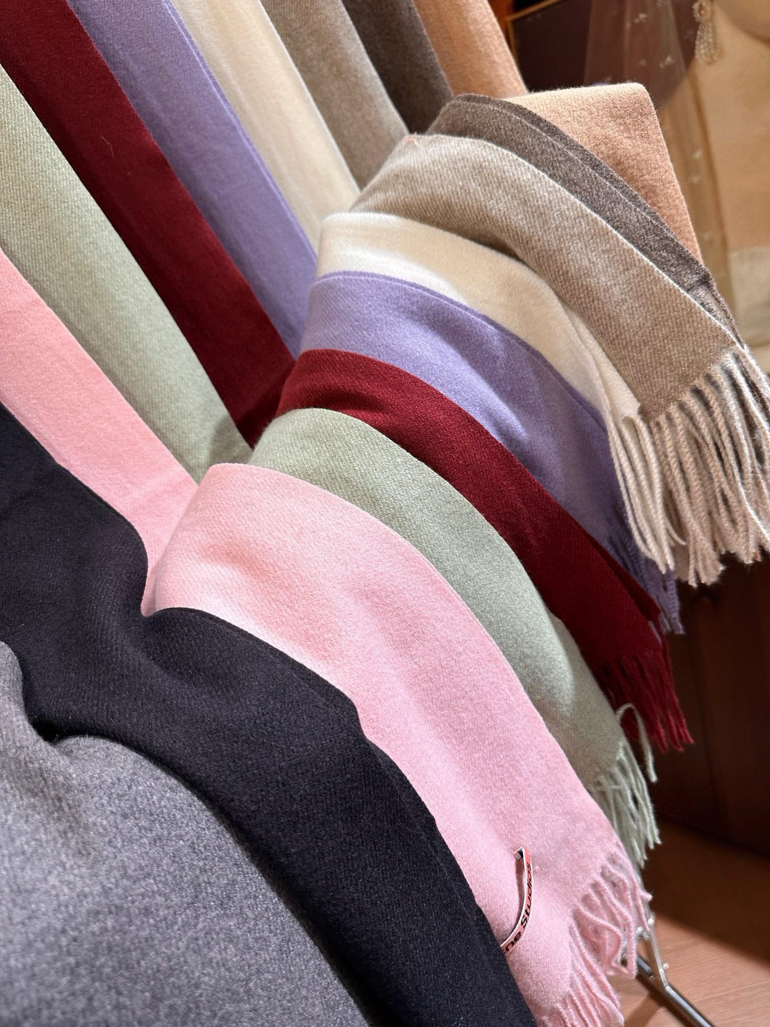 Generously oversized dimensions allow for versatile wear as a scarf - Comprehensive 3