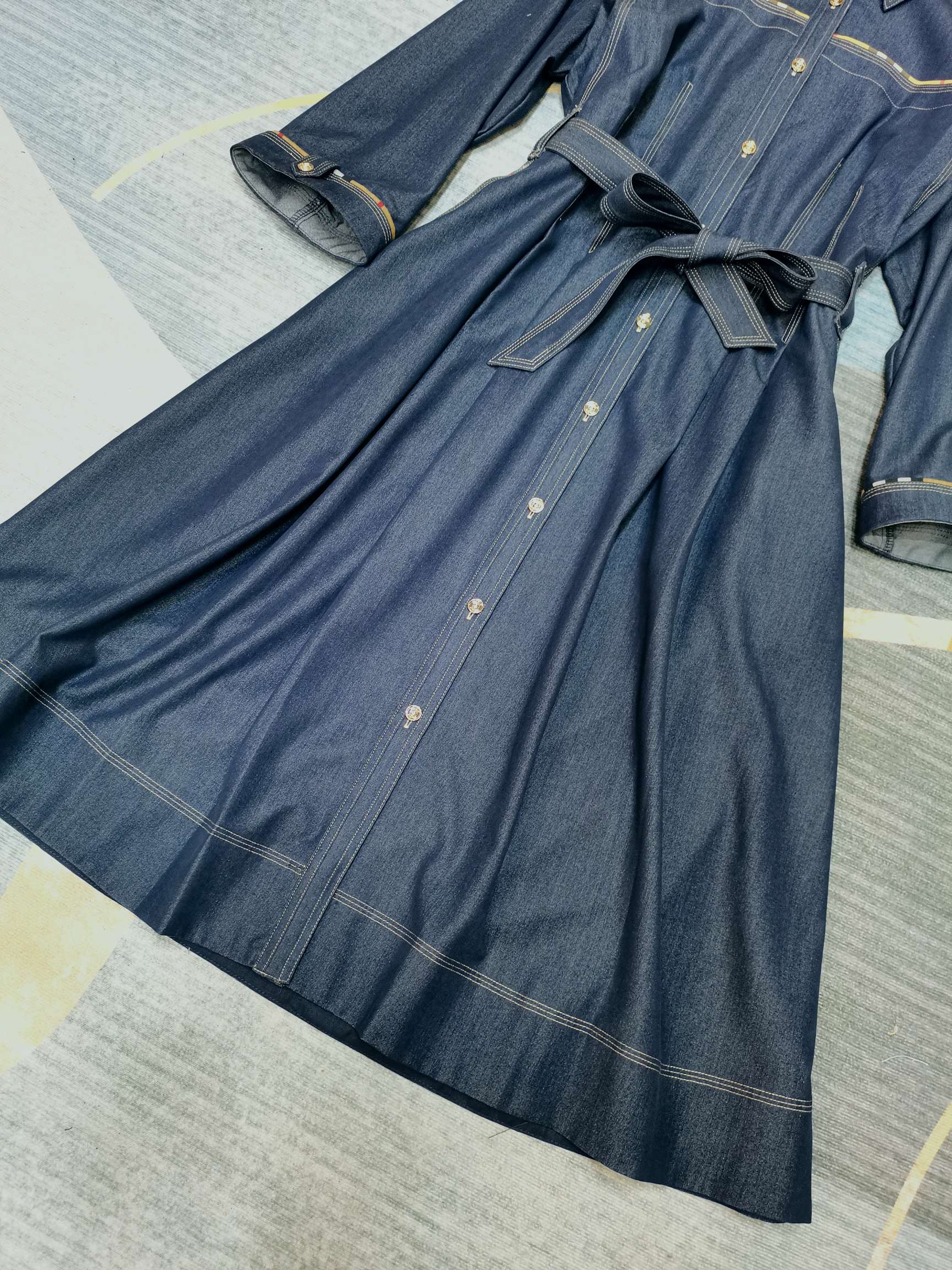 Burberry P587 Dress: Original Craftsmanship with Heavy-Pumped Pockets and Acoustic Plastering - 图片 6