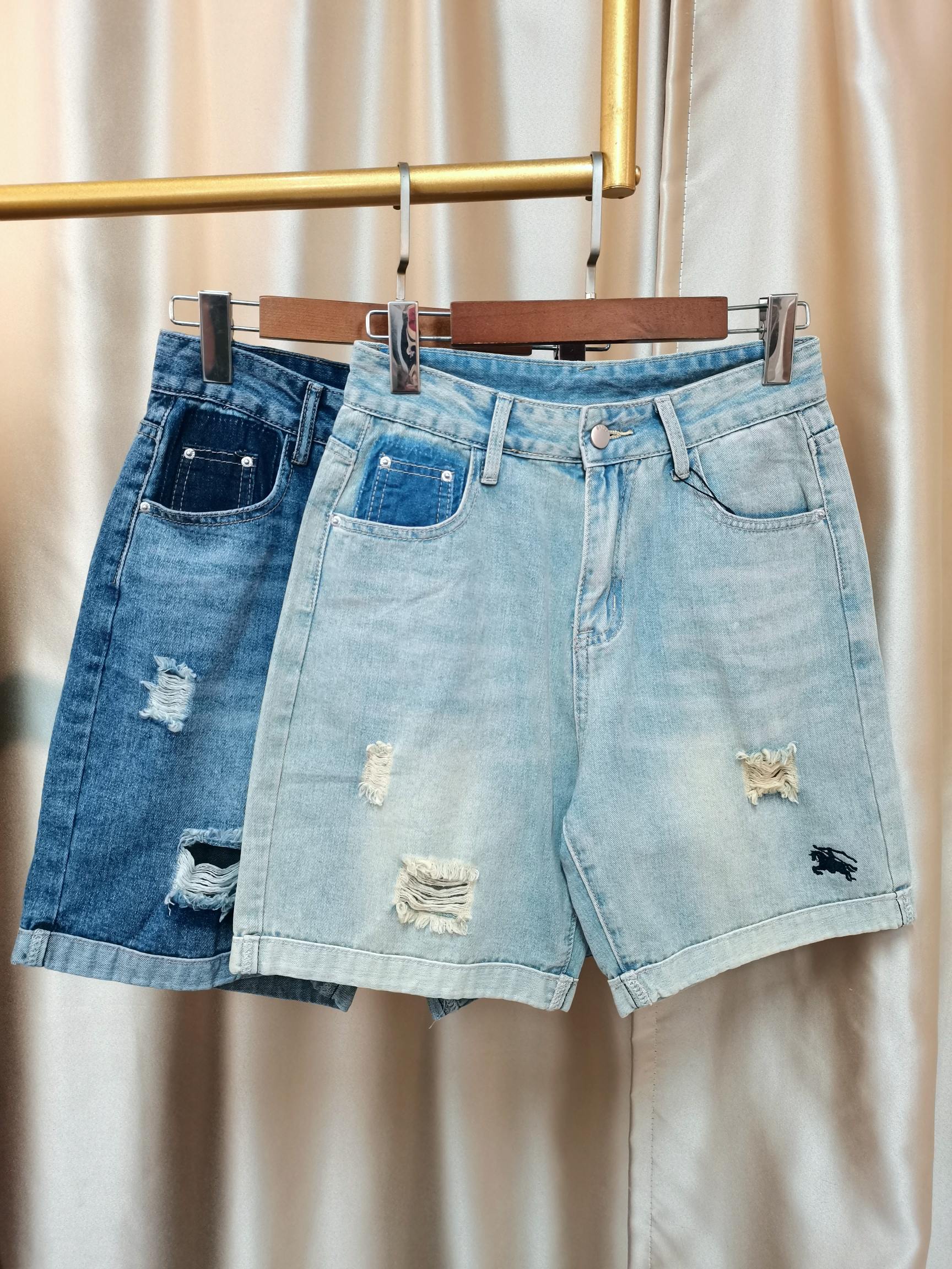 “Stylish Women’s Suit with Tweezers: Burberry’s Hot Pants Trend” - 图片 1