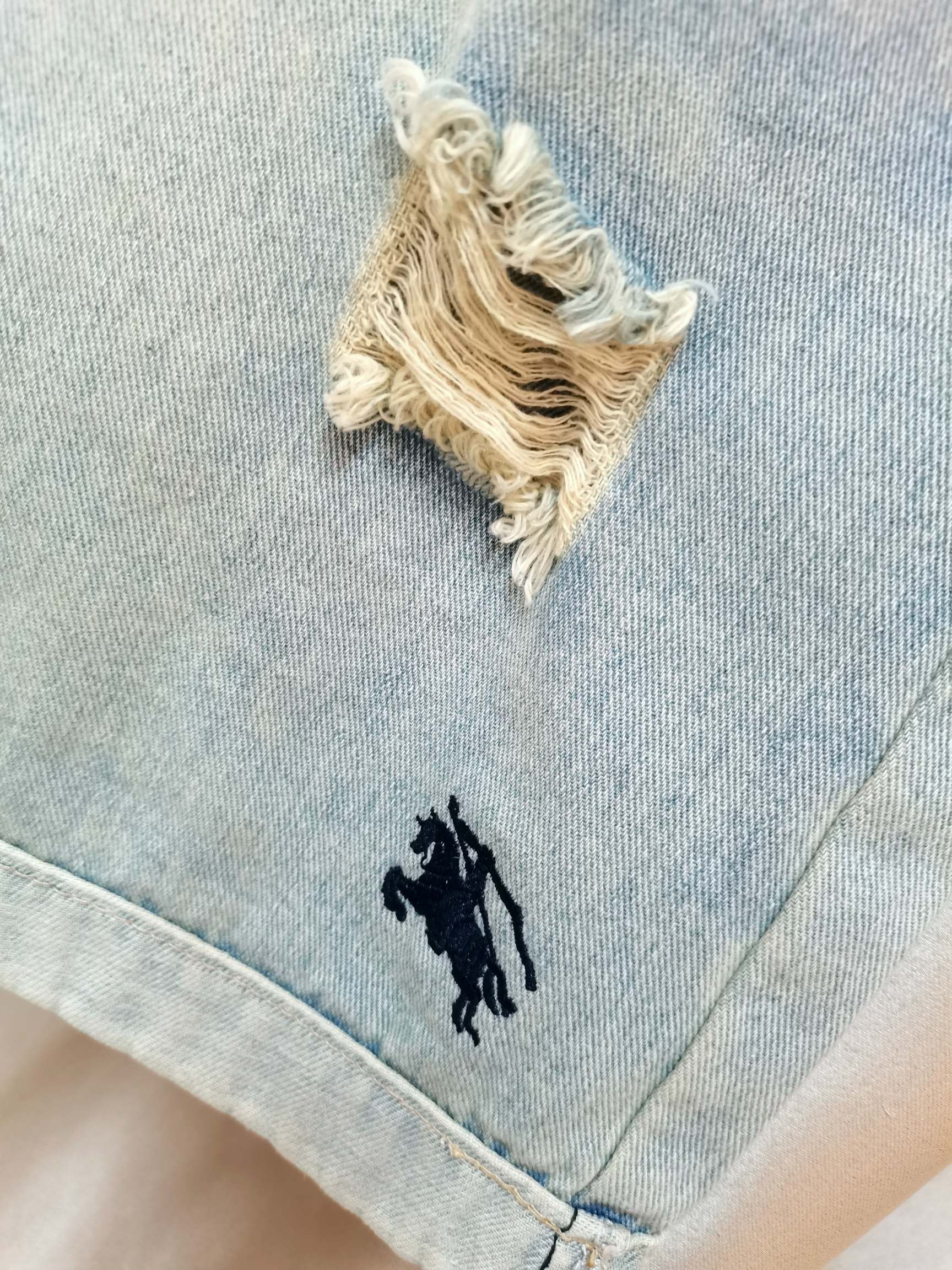 “Stylish Women’s Suit with Tweezers: Burberry’s Hot Pants Trend” - 图片 4