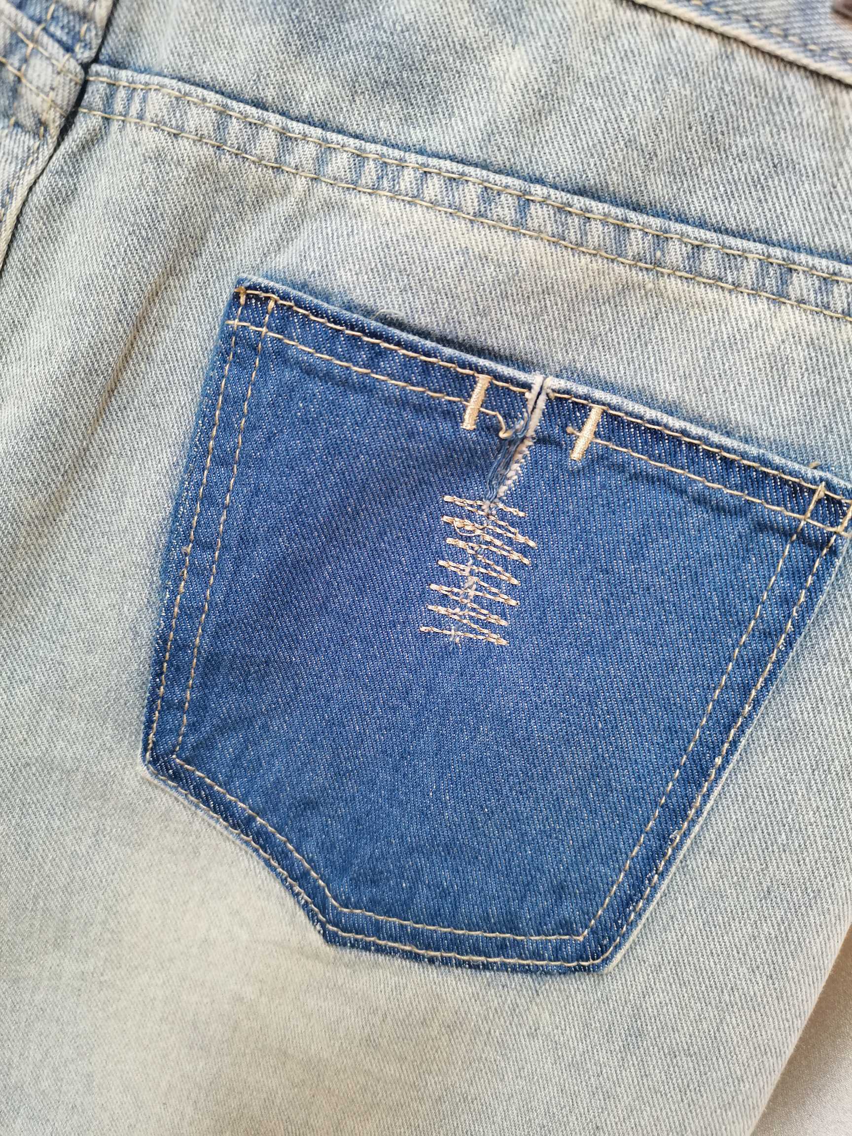 “Stylish Women’s Suit with Tweezers: Burberry’s Hot Pants Trend” - 图片 7