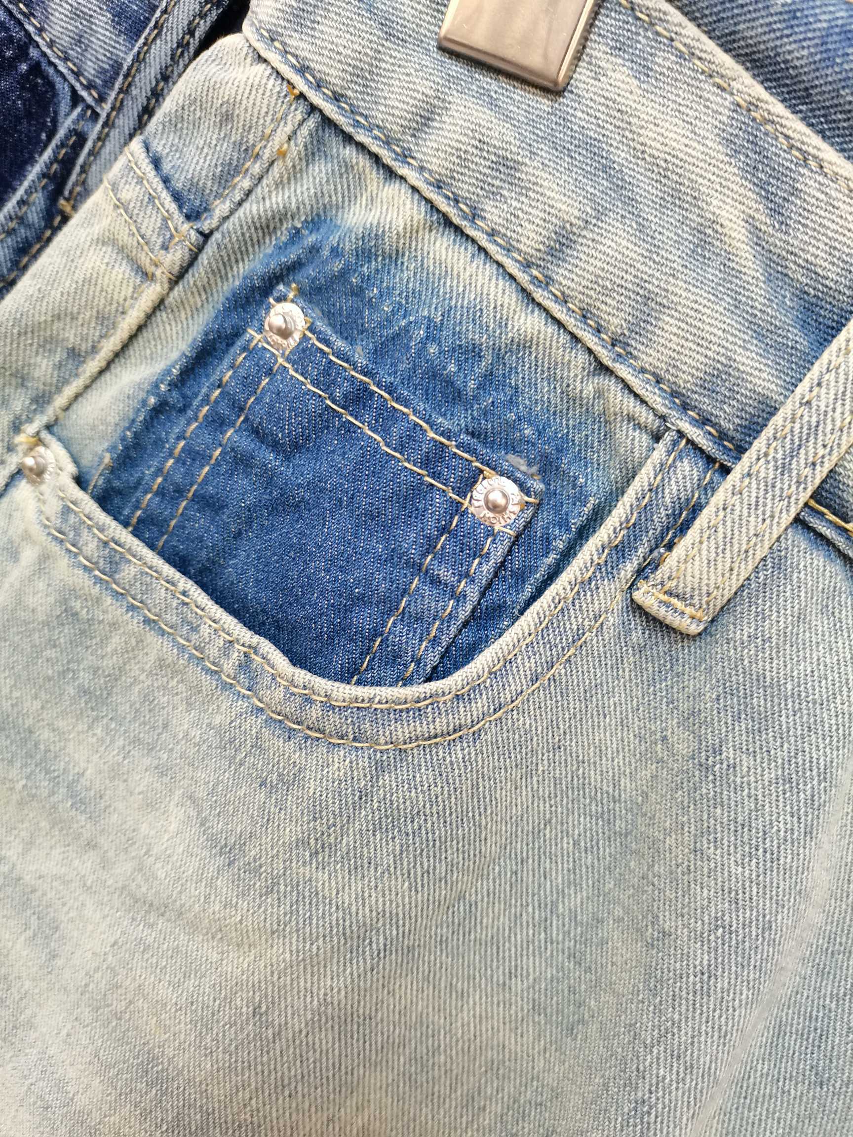 “Stylish Women’s Suit with Tweezers: Burberry’s Hot Pants Trend” - 图片 3