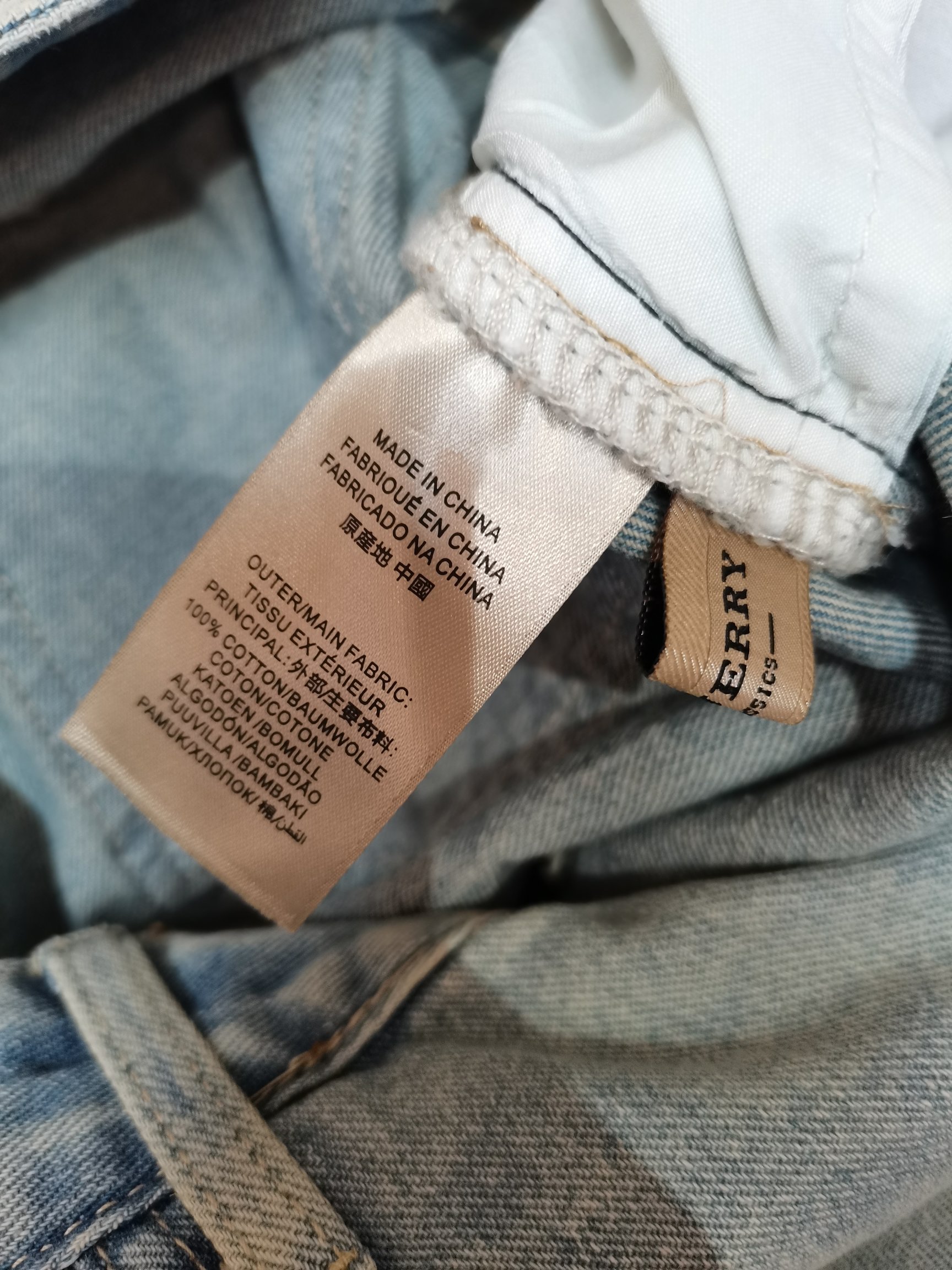 “Stylish Women’s Suit with Tweezers: Burberry’s Hot Pants Trend” - 图片 5