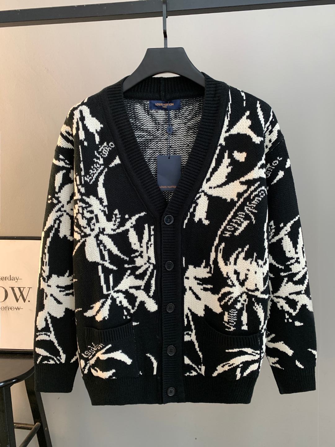 NO:596221,High quality (photo directly without any retouching) Louis Vuitton LV button-down shirt sweater. Classic one-piece woven yarn jacquard craft. Customized wool blend material. It feels delicate and soft and can be directly in contact with the skin. Let the warm yarn change into a delicate texture. Craft 1: Jacquard tissue imported from Germany. Precisely control the arrangement and interweaving of yarns. Carefully interweave jacquard art pattern inlays on the loom to make the fabric more vivid and three-dimensional. Craft 2 uses towel embroidery craft.  A traditional hand-made embroidery technology that uses stitches to embroider. It is completed by changing the hooking action of a special machine head, and the coils are interlocked one by one, thus bringing about a towel-like texture and effect. Process 3: Curved thread structure. By changing the stitching method and the arrangement of yarns during the knitting process, the yarns show a curved distribution in the fabric. Process 4: Softening and deodorizing process of garment washing water. Deep cleaning and deodorizing of clothes through professional washing equipment and specific detergents.  Improve the feel and appearance of clothing Fit Loose fit Unisex Size S M L XL XXL,,louis vuitton,louis vuitton,louis vuitton,sweaters,shirts,alexander wang19860909高品质(照片直出 无任何修图） Louis Vuitton LV路易威登纽扣衬衫毛衣 经典一体织纱提花工艺订制羊毛混纺材质 手感细腻柔软可直接与肌肤接触 让暖心的纱线变化出细腻的质感 工艺1: 德国进口机提花组织而成 精确地控制纱线的排列和交织方式 在织机上精心交织提花艺术图案镶饰 织物更加生动立体 工艺2采用毛巾绣工艺 一种传统手工刺绣技术 采用针法进行刺绣 通过变换特种机头勾线动作完成 线圈一环扣一环 从而带来毛巾般的质感和效果 工艺3: 曲型螺纹组织 通过改变针织过程中的针法和纱线的排列方式 使纱线在织物中呈现出曲线状的分布 工艺4:成衣洗水加软去味工艺 通过专业的洗涤设备和特定的洗涤剂 对衣物进行深度清洁和去味处理 改善衣物的手感和外观 版型 宽松版型 男女同款 尺码 S M L XL XXL,,louis vuitton,louis vuitton,louis vuitton,sweaters,shirts,alexander wang,Men's clothing