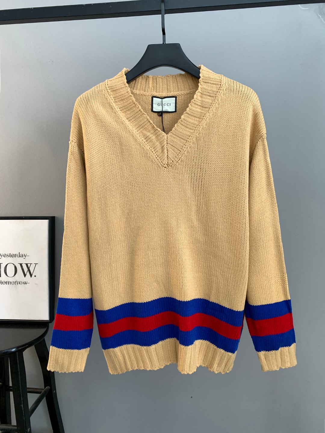 NO:596227,高品质(照片直出 无任何修图） GUCCI 古驰V领毛衣 经典一体织纱提花工艺订制羊毛混纺材质 手感细腻柔软可直接与肌肤接触 让暖心的纱线变化出细腻的质感 工艺1: 德国进口机提花组织而成 精确地控制纱线的排列和交织方式 在织机上精心交织提花艺术图案镶饰 织物更加生动立体 工艺2采用毛巾绣工艺 一种传统手工刺绣技术 Embroidery is carried out using the needle method. It is completed by changing the hooking action of the special machine head, and the coils are interlocked one by one, thus bringing about a towel-like texture and effect. Process 3: Curved thread structure. By changing the stitch method and the arrangement of the yarn during the knitting process, the yarn shows a curved distribution in the fabric. Process 4: Softening and deodorizing process of garment washing water. Deep cleaning and deodorizing of the clothes are carried out through professional washing equipment and specific detergents to improve the feel and appearance of the clothes. Version  宽松版型 男女同款 尺码 S M L XL XXL,,gucci,gucci,sweaters,alexander wang19860909高品质(照片直出 无任何修图） GUCCI 古驰V领毛衣 经典一体织纱提花工艺订制羊毛混纺材质 手感细腻柔软可直接与肌肤接触 让暖心的纱线变化出细腻的质感 工艺1: 德国进口机提花组织而成 精确地控制纱线的排列和交织方式 在织机上精心交织提花艺术图案镶饰 织物更加生动立体 工艺2采用毛巾绣工艺 一种传统手工刺绣技术 采用针法进行刺绣 通过变换特种机头勾线动作完成 线圈一环扣一环 从而带来毛巾般的质感和效果 工艺3: 曲型螺纹组织 通过改变针织过程中的针法和纱线的排列方式 使纱线在织物中呈现出曲线状的分布 工艺4:成衣洗水加软去味工艺 通过专业的洗涤设备和特定的洗涤剂 对衣物进行深度清洁和去味处理 改善衣物的手感和外观 版型 宽松版型 男女同款 尺码 S M L XL XXL,,gucci,gucci,sweaters,alexander wang,Men's clothing