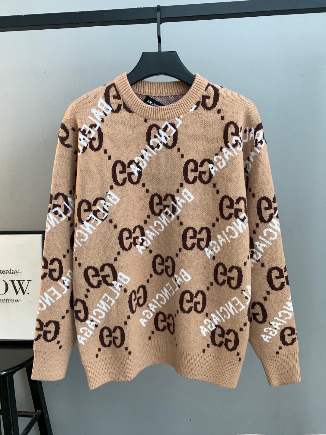 NO:596230,High quality (photo directly without any retouching) GUCCI Balenciaga crew neck sweater. Classic integrated yarn jacquard craftsmanship. Customized wool blend material. It feels delicate and soft and can be directly in contact with the skin. The warm yarn changes into a delicate texture. Process 1: Jacquard tissue imported from Germany. Precisely control the arrangement and interweaving of yarns. Carefully interweave jacquard artistic pattern inlays on the loom to make the fabric more vivid and three-dimensional. Process 2 uses towel embroidery process.  A traditional hand-made embroidery technology that uses stitches to embroider. It is completed by changing the hooking action of a special machine head, and the coils are interlocked one by one, thus bringing about a towel-like texture and effect. Process 3: Curved thread structure. By changing the stitching method and the arrangement of yarns during the knitting process, the yarns show a curved distribution in the fabric. Process 4: Softening and deodorizing process of garment washing water. Deep cleaning and deodorizing of clothes through professional washing equipment and specific detergents.  Improve the feel and appearance of clothing Fit Loose fit Unisex Size S M L XL XXL,,balenciaga,gucci,gucci,sweaters,alexander wang19860909高品质(照片直出 无任何修图） GUCCI 古驰联名巴黎世家圆领毛衣 经典一体织纱提花工艺订制羊毛混纺材质 手感细腻柔软可直接与肌肤接触 让暖心的纱线变化出细腻的质感 工艺1: 德国进口机提花组织而成 精确地控制纱线的排列和交织方式 在织机上精心交织提花艺术图案镶饰 织物更加生动立体 工艺2采用毛巾绣工艺 一种传统手工刺绣技术 采用针法进行刺绣 通过变换特种机头勾线动作完成 线圈一环扣一环 从而带来毛巾般的质感和效果 工艺3: 曲型螺纹组织 通过改变针织过程中的针法和纱线的排列方式 使纱线在织物中呈现出曲线状的分布 工艺4:成衣洗水加软去味工艺 通过专业的洗涤设备和特定的洗涤剂 对衣物进行深度清洁和去味处理 改善衣物的手感和外观 版型 宽松版型 男女同款 尺码 S M L XL XXL,,balenciaga,gucci,gucci,sweaters,alexander wang,Men's clothing