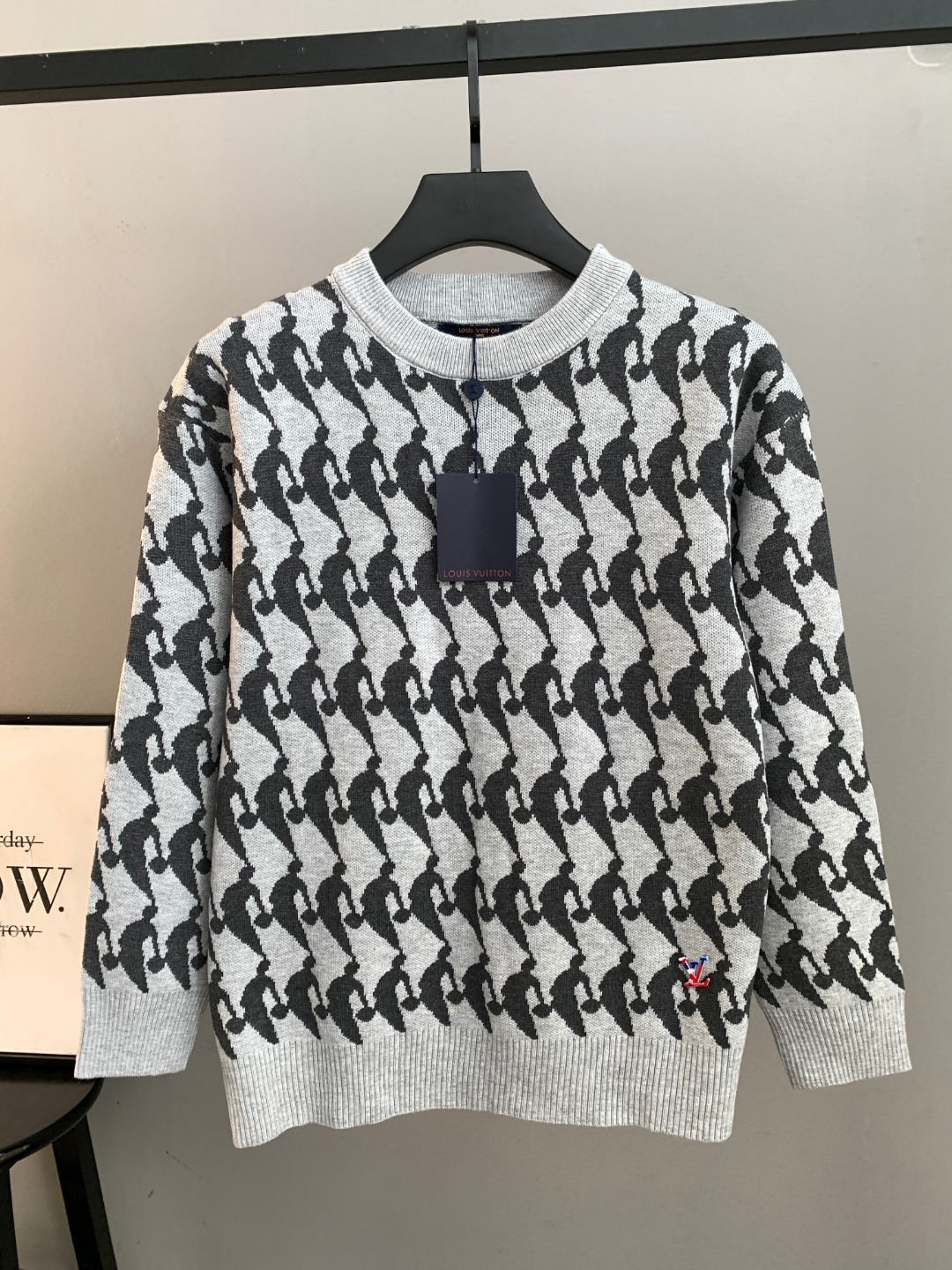 NO:596233,High quality (photo directly without any editing) Louis Vuitton LV Louis Vuitton co-branded NBA crew neck sweater. Classic integrated yarn jacquard craftsmanship. Customized wool blend material. It feels delicate and soft and can be directly in contact with the skin. Let the warm yarn change into a delicate texture. Craft 1: Jacquard tissue imported from Germany. Precisely control the arrangement and interweaving of yarns. Carefully interweave jacquard artistic pattern inlays on the loom to make the fabric more vivid and three-dimensional. Craft 2 uses towel embroidery craft.  A traditional hand-made embroidery technology that uses stitches to embroider. It is completed by changing the hooking action of a special machine head, and the coils are interlocked one by one, thus bringing about a towel-like texture and effect. Process 3: Curved thread structure. By changing the stitching method and the arrangement of yarns during the knitting process, the yarns show a curved distribution in the fabric. Process 4: Softening and deodorizing process of garment washing water. Deep cleaning and deodorizing of clothes through professional washing equipment and specific detergents.  Improve the feel and appearance of clothing Fit Loose fit Unisex Size S M L XL XXL,,louis vuitton,louis vuitton,louis vuitton,sweaters,alexander wang19860909高品质(照片直出 无任何修图） Louis Vuitton LV路易威登联名NBA圆领毛衣 经典一体织纱提花工艺订制羊毛混纺材质 手感细腻柔软可直接与肌肤接触 让暖心的纱线变化出细腻的质感 工艺1: 德国进口机提花组织而成 精确地控制纱线的排列和交织方式 在织机上精心交织提花艺术图案镶饰 织物更加生动立体 工艺2采用毛巾绣工艺 一种传统手工刺绣技术 采用针法进行刺绣 通过变换特种机头勾线动作完成 线圈一环扣一环 从而带来毛巾般的质感和效果 工艺3: 曲型螺纹组织 通过改变针织过程中的针法和纱线的排列方式 使纱线在织物中呈现出曲线状的分布 工艺4:成衣洗水加软去味工艺 通过专业的洗涤设备和特定的洗涤剂 对衣物进行深度清洁和去味处理 改善衣物的手感和外观 版型 宽松版型 男女同款 尺码 S M L XL XXL,,louis vuitton,louis vuitton,louis vuitton,sweaters,alexander wang,Men's clothing