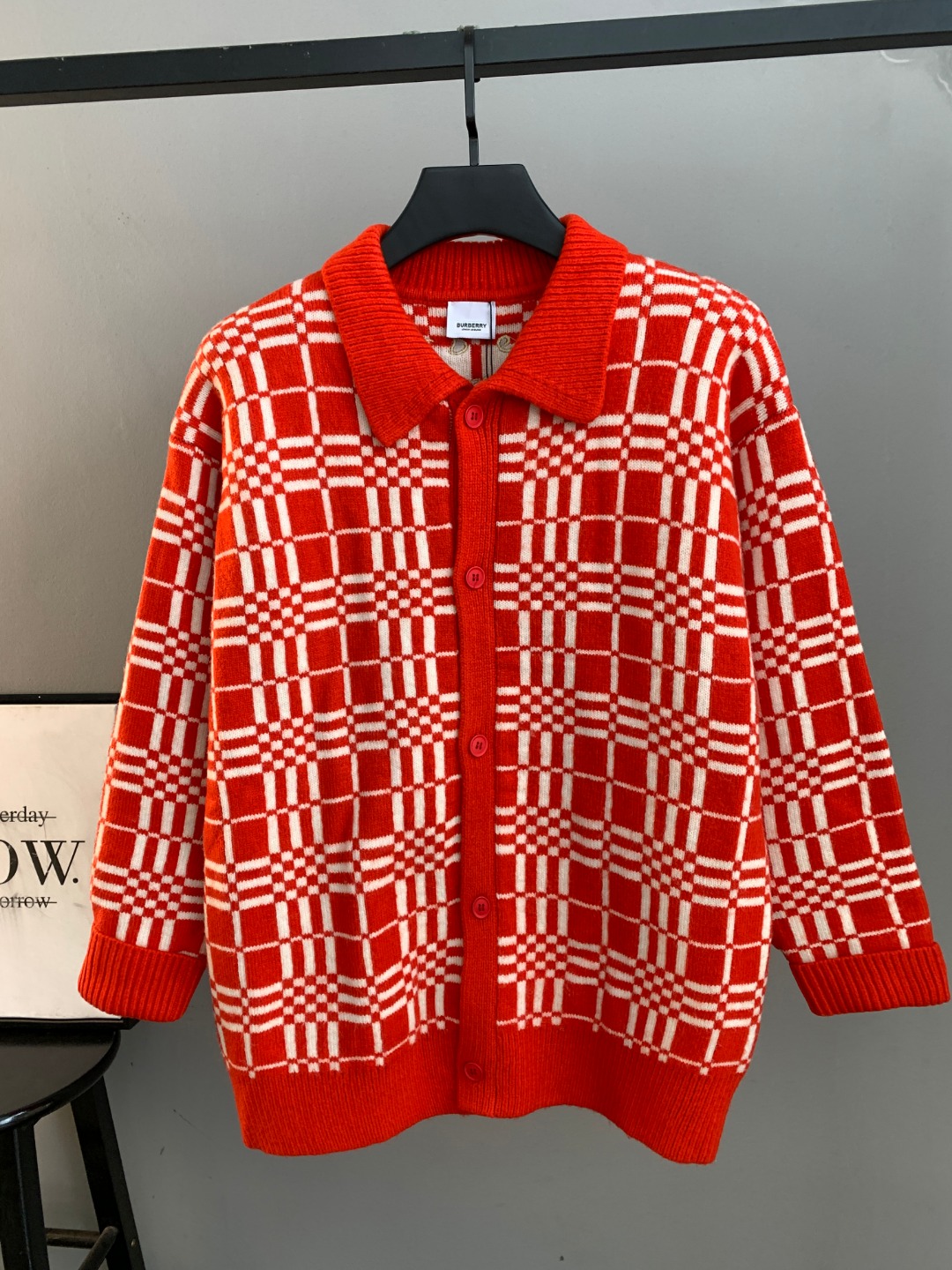 NO:596238,High quality (photo directly without any editing) Bueberry Burberry button-down shirt and sweater. Classic one-piece woven yarn jacquard craft. Customized wool blend material. It feels delicate and soft and can be directly in contact with the skin. Let the warm yarn change into a delicate texture. Craft 1: Jacquard tissue imported from Germany. Precisely control the arrangement and interweaving of yarns. Carefully interweave jacquard artistic pattern inlays on the loom to make the fabric more vivid and three-dimensional. Craft 2 uses towel embroidery craft.  A traditional hand-made embroidery technology that uses stitches to embroider. It is completed by changing the hooking action of a special machine head, and the coils are interlocked one by one, thus bringing about a towel-like texture and effect. Process 3: Curved thread structure. By changing the stitching method and the arrangement of yarns during the knitting process, the yarns show a curved distribution in the fabric. Process 4: Softening and deodorizing process of garment washing water. Deep cleaning and deodorizing of clothes through professional washing equipment and specific detergents.  Improve the feel and appearance of clothing Fit Loose fit Unisex Size S M L XL XXL,,burberry,sweaters,shirts,alexander wang19860909高品质(照片直出 无任何修图） Bueberry 巴宝莉纽扣衬衫毛衣 经典一体织纱提花工艺订制羊毛混纺材质 手感细腻柔软可直接与肌肤接触 让暖心的纱线变化出细腻的质感 工艺1: 德国进口机提花组织而成 精确地控制纱线的排列和交织方式 在织机上精心交织提花艺术图案镶饰 织物更加生动立体 工艺2采用毛巾绣工艺 一种传统手工刺绣技术 采用针法进行刺绣 通过变换特种机头勾线动作完成 线圈一环扣一环 从而带来毛巾般的质感和效果 工艺3: 曲型螺纹组织 通过改变针织过程中的针法和纱线的排列方式 使纱线在织物中呈现出曲线状的分布 工艺4:成衣洗水加软去味工艺 通过专业的洗涤设备和特定的洗涤剂 对衣物进行深度清洁和去味处理 改善衣物的手感和外观 版型 宽松版型 男女同款 尺码 S M L XL XXL,,burberry,sweaters,shirts,alexander wang,Men's clothing