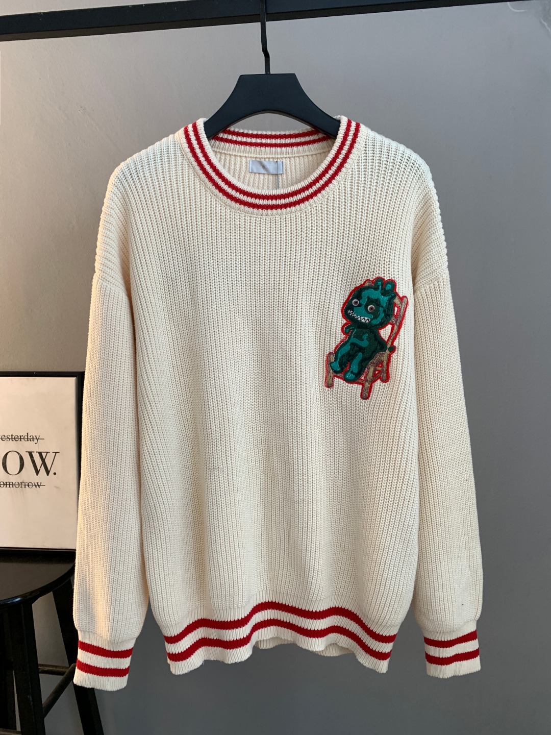 NO:596262,High quality (photo directly without any retouching) DIOR crew neck sweater. Classic one-piece woven yarn jacquard craft. Customized wool blend material. It feels delicate and soft and can be directly in contact with the skin. Let the warm yarn change into a delicate texture. Craft 1: Jacquard tissue imported from Germany. Precisely control the arrangement and interweaving of yarns. Carefully interweave jacquard artistic pattern inlays on the loom to make the fabric more vivid and three-dimensional. Craft 2 uses towel embroidery, a traditional hand-made embroidery technology.  Embroidery is carried out using the needle method. It is completed by changing the hooking action of the special machine head, and the coils are interlocked one by one, thus bringing about a towel-like texture and effect. Process 3: Curved thread structure. By changing the stitch method and the arrangement of the yarn during the knitting process, the yarn shows a curved distribution in the fabric. Process 4: Softening and deodorizing process of garment washing water. Deep cleaning and deodorizing of the clothes are carried out through professional washing equipment and specific detergents to improve the feel and appearance of the clothes. Version  Loose fit, same style for men and women, sizes S M L XL XXL,,dior,dior,sweaters,alexander wang19860909高品质(照片直出 无任何修图） DIOR迪奥圆领毛衣 经典一体织纱提花工艺订制羊毛混纺材质 手感细腻柔软可直接与肌肤接触 让暖心的纱线变化出细腻的质感 工艺1: 德国进口机提花组织而成 精确地控制纱线的排列和交织方式 在织机上精心交织提花艺术图案镶饰 织物更加生动立体 工艺2采用毛巾绣工艺 一种传统手工刺绣技术 采用针法进行刺绣 通过变换特种机头勾线动作完成 线圈一环扣一环 从而带来毛巾般的质感和效果 工艺3: 曲型螺纹组织 通过改变针织过程中的针法和纱线的排列方式 使纱线在织物中呈现出曲线状的分布 工艺4:成衣洗水加软去味工艺 通过专业的洗涤设备和特定的洗涤剂 对衣物进行深度清洁和去味处理 改善衣物的手感和外观 版型 宽松版型 男女同款 尺码 S M L XL XXL,,dior,dior,sweaters,alexander wang,Men's clothing