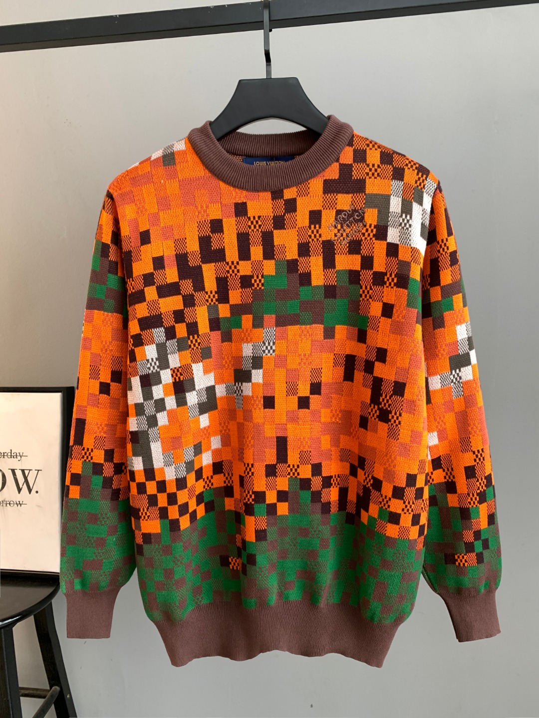 NO:596242,High quality (photo directly without any editing) Louis Vuitton LV crew neck sweater. Classic integrated yarn jacquard craftsmanship. Customized wool blend material. It feels delicate and soft and can directly contact the skin. Let the warm yarn change into a delicate texture. Process 1: Jacquard tissue imported from Germany. Precisely control the arrangement and interweaving of yarns. Carefully interweave jacquard artistic pattern inlays on the loom to make the fabric more vivid and three-dimensional. Process 2 uses towel embroidery process.  A traditional hand-made embroidery technology that uses stitches to embroider. It is completed by changing the hooking action of a special machine head, and the coils are interlocked one by one, thus bringing about a towel-like texture and effect. Process 3: Curved thread structure. By changing the stitching method and the arrangement of yarns during the knitting process, the yarns show a curved distribution in the fabric. Process 4: Softening and deodorizing process of garment washing water. Deep cleaning and deodorizing of clothes through professional washing equipment and specific detergents.  Improve the feel and appearance of clothing Fit Loose fit Unisex Size S M L XL XXL,,louis vuitton,louis vuitton,louis vuitton,sweaters,alexander wang19860909高品质(照片直出 无任何修图） Louis Vuitton LV路易威登圆领毛衣 经典一体织纱提花工艺订制羊毛混纺材质 手感细腻柔软可直接与肌肤接触 让暖心的纱线变化出细腻的质感 工艺1: 德国进口机提花组织而成 精确地控制纱线的排列和交织方式 在织机上精心交织提花艺术图案镶饰 织物更加生动立体 工艺2采用毛巾绣工艺 一种传统手工刺绣技术 采用针法进行刺绣 通过变换特种机头勾线动作完成 线圈一环扣一环 从而带来毛巾般的质感和效果 工艺3: 曲型螺纹组织 通过改变针织过程中的针法和纱线的排列方式 使纱线在织物中呈现出曲线状的分布 工艺4:成衣洗水加软去味工艺 通过专业的洗涤设备和特定的洗涤剂 对衣物进行深度清洁和去味处理 改善衣物的手感和外观 版型 宽松版型 男女同款 尺码 S M L XL XXL,,louis vuitton,louis vuitton,louis vuitton,sweaters,alexander wang,Men's clothing