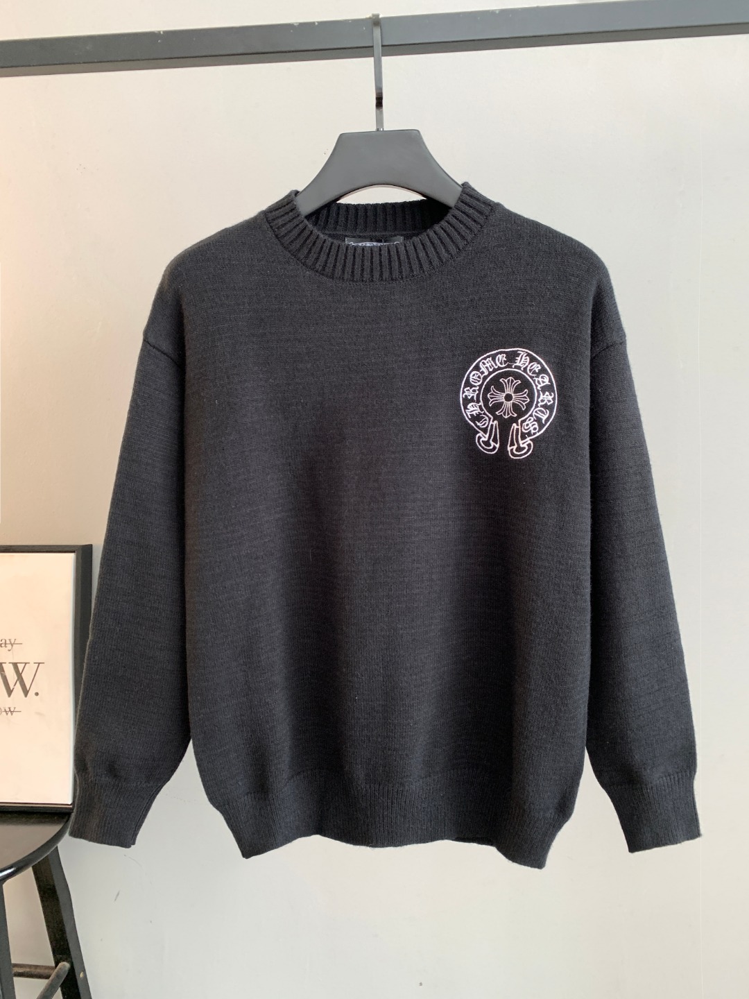 NO:596244,High quality (photo directly without any editing) Chrome Hearts crew neck sweater. Classic one-piece woven yarn jacquard technology. Customized wool blend material. It feels delicate and soft and can directly contact the skin. Let the warm yarn change into a delicate texture. Process 1: Jacquard tissue imported from Germany. Precisely control the arrangement and interweaving of yarns. Carefully interweave jacquard artistic pattern inlays on the loom to make the fabric more vivid and three-dimensional. Process 2 uses towel embroidery technology, a traditional hand-made embroidery technology.  Embroidery is carried out using the needle method. It is completed by changing the hooking action of the special machine head, and the coils are interlocked one by one, thus bringing about a towel-like texture and effect. Process 3: Curved thread structure. By changing the stitch method and the arrangement of the yarn during the knitting process, the yarn shows a curved distribution in the fabric. Process 4: Softening and deodorizing process of garment washing water. Deep cleaning and deodorizing of the clothes are carried out through professional washing equipment and specific detergents to improve the feel and appearance of the clothes. Version  Loose fit, same size for men and women, sizes S M L XL XXL,,chrome hearts,chrome hearts,sweaters,alexander wang19860909高品质(照片直出 无任何修图） Chrome Hearts克罗心圆领毛衣 经典一体织纱提花工艺订制羊毛混纺材质 手感细腻柔软可直接与肌肤接触 让暖心的纱线变化出细腻的质感 工艺1: 德国进口机提花组织而成 精确地控制纱线的排列和交织方式 在织机上精心交织提花艺术图案镶饰 织物更加生动立体 工艺2采用毛巾绣工艺 一种传统手工刺绣技术 采用针法进行刺绣 通过变换特种机头勾线动作完成 线圈一环扣一环 从而带来毛巾般的质感和效果 工艺3: 曲型螺纹组织 通过改变针织过程中的针法和纱线的排列方式 使纱线在织物中呈现出曲线状的分布 工艺4:成衣洗水加软去味工艺 通过专业的洗涤设备和特定的洗涤剂 对衣物进行深度清洁和去味处理 改善衣物的手感和外观 版型 宽松版型 男女同款 尺码 S M L XL XXL,,chrome hearts,chrome hearts,sweaters,alexander wang,Men's clothing