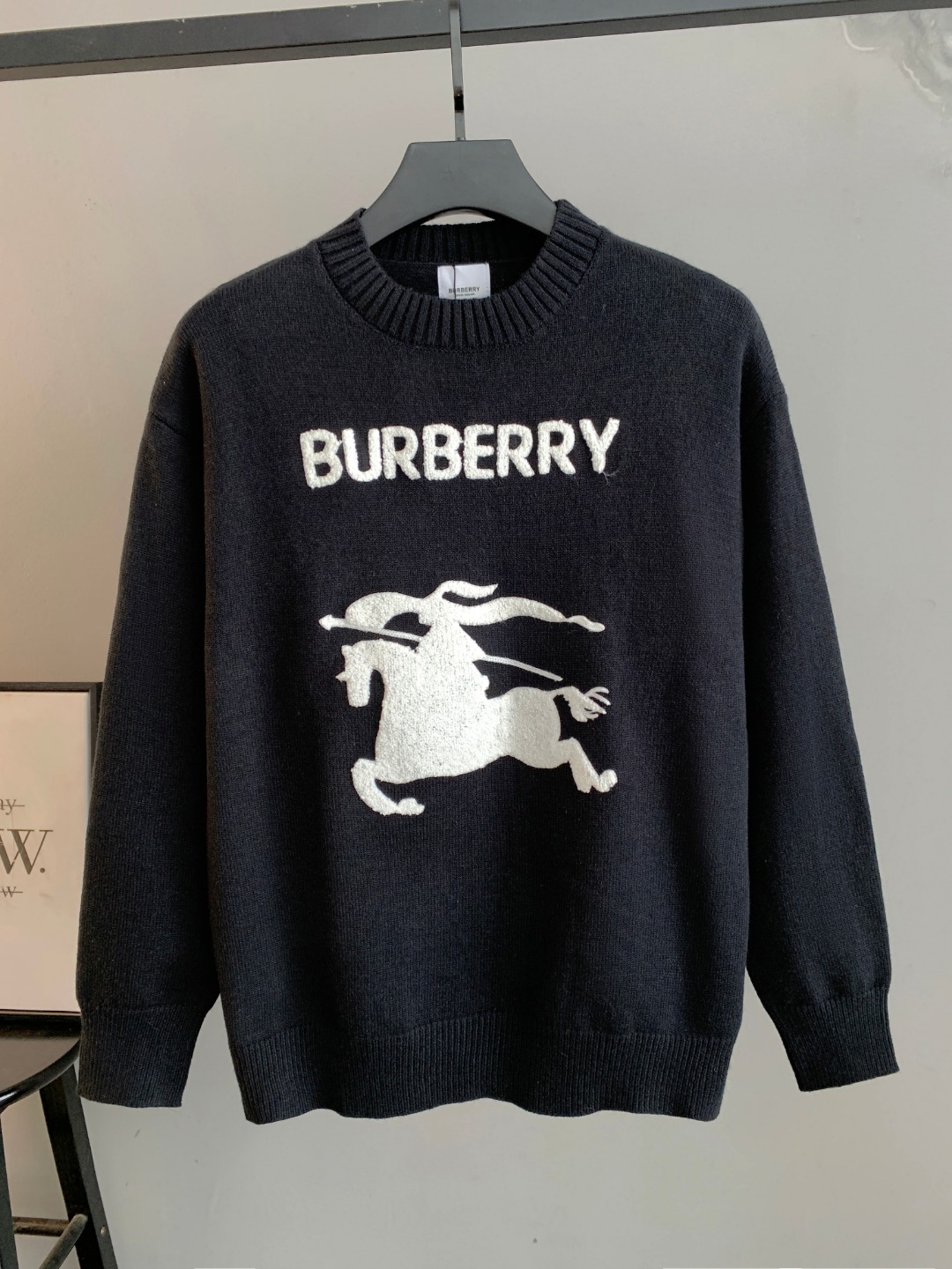 NO:596246,High quality (photo directly without any retouching) Bueberry crew neck sweater. Classic one-piece woven yarn jacquard craft. Customized wool blend material. It feels delicate and soft and can be directly in contact with the skin. Let the warm yarn change into a delicate texture. Craft 1: Jacquard tissue imported from Germany. Precisely control the arrangement and interweaving of yarns. Carefully interweave jacquard artistic pattern inlays on the loom to make the fabric more vivid and three-dimensional. Craft 2 uses towel embroidery, a traditional hand-made embroidery technology.  Embroidery is carried out using the needle method. It is completed by changing the hooking action of the special machine head, and the coils are interlocked one by one, thus bringing about a towel-like texture and effect. Process 3: Curved thread structure. By changing the stitch method and the arrangement of the yarn during the knitting process, the yarn shows a curved distribution in the fabric. Process 4: Softening and deodorizing process of garment washing water. Deep cleaning and deodorizing of the clothes are carried out through professional washing equipment and specific detergents to improve the feel and appearance of the clothes. Version  Loose fit, same for men and women, sizes S M L XL XXL, burberry, sweaters, alexander wang19860909高品质(照片直出 无任何修图） Bueberry 巴宝莉圆领毛衣 经典一体织纱提花工艺订制羊毛混纺材质 手感细腻柔软可直接与肌肤接触 让暖心的纱线变化出细腻的质感 工艺1: 德国进口机提花组织而成 精确地控制纱线的排列和交织方式 在织机上精心交织提花艺术图案镶饰 织物更加生动立体 工艺2采用毛巾绣工艺 一种传统手工刺绣技术 采用针法进行刺绣 通过变换特种机头勾线动作完成 线圈一环扣一环 从而带来毛巾般的质感和效果 工艺3: 曲型螺纹组织 通过改变针织过程中的针法和纱线的排列方式 使纱线在织物中呈现出曲线状的分布 工艺4:成衣洗水加软去味工艺 通过专业的洗涤设备和特定的洗涤剂 对衣物进行深度清洁和去味处理 改善衣物的手感和外观 版型 宽松版型 男女同款 尺码 S M L XL XXL,,burberry,sweaters,alexander wang,Men's clothing