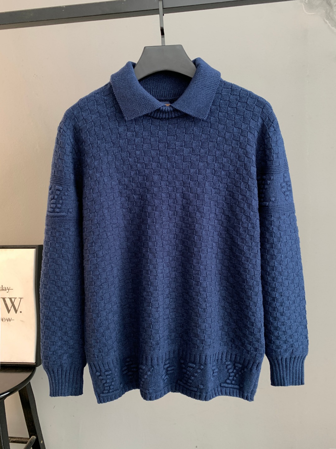 NO:596248,High quality (photo directly without any editing) Louis Vuitton LV polo neck sweater. Classic integrated yarn jacquard craftsmanship. Customized wool blend material. It feels delicate and soft and can directly contact the skin. Let the warm yarn change into a delicate texture. Craft 1: Jacquard tissue imported from Germany. Precisely control the arrangement and interweaving of yarns. Carefully interweave jacquard artistic pattern inlays on the loom to make the fabric more vivid and three-dimensional. Craft 2 uses towel embroidery craft.  A traditional hand-made embroidery technology that uses stitches to embroider. It is completed by changing the hooking action of a special machine head, and the coils are interlocked one by one, thus bringing about a towel-like texture and effect. Process 3: Curved thread structure. By changing the stitching method and the arrangement of yarns during the knitting process, the yarns show a curved distribution in the fabric. Process 4: Softening and deodorizing process of garment washing water. Deep cleaning and deodorizing of clothes through professional washing equipment and specific detergents.  Improve the feel and appearance of clothing Fit Loose fit Unisex Size S M L XL XXL,,louis vuitton,louis vuitton,louis vuitton,sweaters,alexander wang19860909高品质(照片直出 无任何修图） Louis Vuitton LV路易威登polo领毛衣 经典一体织纱提花工艺订制羊毛混纺材质 手感细腻柔软可直接与肌肤接触 让暖心的纱线变化出细腻的质感 工艺1: 德国进口机提花组织而成 精确地控制纱线的排列和交织方式 在织机上精心交织提花艺术图案镶饰 织物更加生动立体 工艺2采用毛巾绣工艺 一种传统手工刺绣技术 采用针法进行刺绣 通过变换特种机头勾线动作完成 线圈一环扣一环 从而带来毛巾般的质感和效果 工艺3: 曲型螺纹组织 通过改变针织过程中的针法和纱线的排列方式 使纱线在织物中呈现出曲线状的分布 工艺4:成衣洗水加软去味工艺 通过专业的洗涤设备和特定的洗涤剂 对衣物进行深度清洁和去味处理 改善衣物的手感和外观 版型 宽松版型 男女同款 尺码 S M L XL XXL,,louis vuitton,louis vuitton,louis vuitton,sweaters,alexander wang,Men's clothing