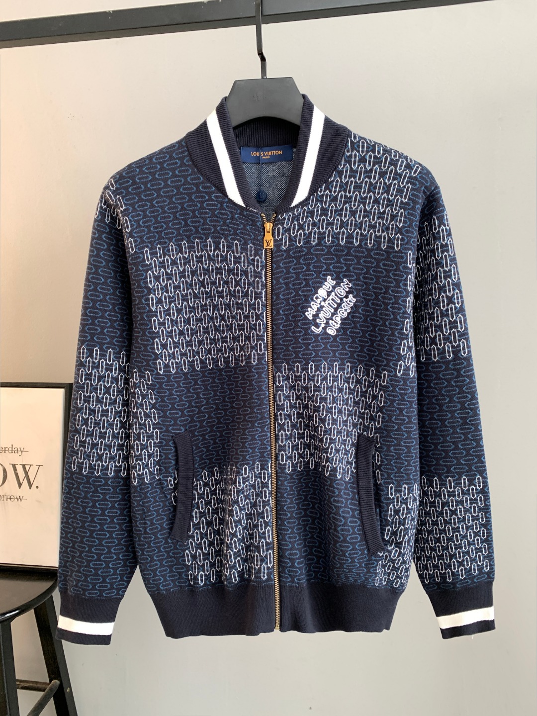 NO:596256,High quality (photo directly without any retouching) Louis Vuitton LV jacket and sweater. Classic one-piece woven yarn jacquard craft. Customized wool blend material. It feels delicate and soft and can directly contact the skin. Let the warm yarn change into a delicate texture. Craft 1: Jacquard tissue imported from Germany. Precisely control the arrangement and interweaving of yarns. Carefully interweave jacquard artistic pattern inlays on the loom to make the fabric more vivid and three-dimensional. Craft 2 uses towel embroidery craft.  A traditional hand-made embroidery technology that uses stitches to embroider. It is completed by changing the hooking action of a special machine head, and the coils are interlocked one by one, thus bringing about a towel-like texture and effect. Process 3: Curved thread structure. By changing the stitching method and the arrangement of yarns during the knitting process, the yarns show a curved distribution in the fabric. Process 4: Softening and deodorizing process of garment washing water. Deep cleaning and deodorizing of clothes through professional washing equipment and specific detergents.  Improve the feel and appearance of clothing Fit Loose fit Unisex Sizes S M L XL XXL,,louis vuitton,louis vuitton,louis vuitton,jackets & coats,sweaters,alexander wang19860909高品质(照片直出 无任何修图） Louis Vuitton LV路易威登夹克毛衣 经典一体织纱提花工艺订制羊毛混纺材质 手感细腻柔软可直接与肌肤接触 让暖心的纱线变化出细腻的质感 工艺1: 德国进口机提花组织而成 精确地控制纱线的排列和交织方式 在织机上精心交织提花艺术图案镶饰 织物更加生动立体 工艺2采用毛巾绣工艺 一种传统手工刺绣技术 采用针法进行刺绣 通过变换特种机头勾线动作完成 线圈一环扣一环 从而带来毛巾般的质感和效果 工艺3: 曲型螺纹组织 通过改变针织过程中的针法和纱线的排列方式 使纱线在织物中呈现出曲线状的分布 工艺4:成衣洗水加软去味工艺 通过专业的洗涤设备和特定的洗涤剂 对衣物进行深度清洁和去味处理 改善衣物的手感和外观 版型 宽松版型 男女同款 尺码 S M L XL XXL,,louis vuitton,louis vuitton,louis vuitton,jackets & coats,sweaters,alexander wang,Men's clothing