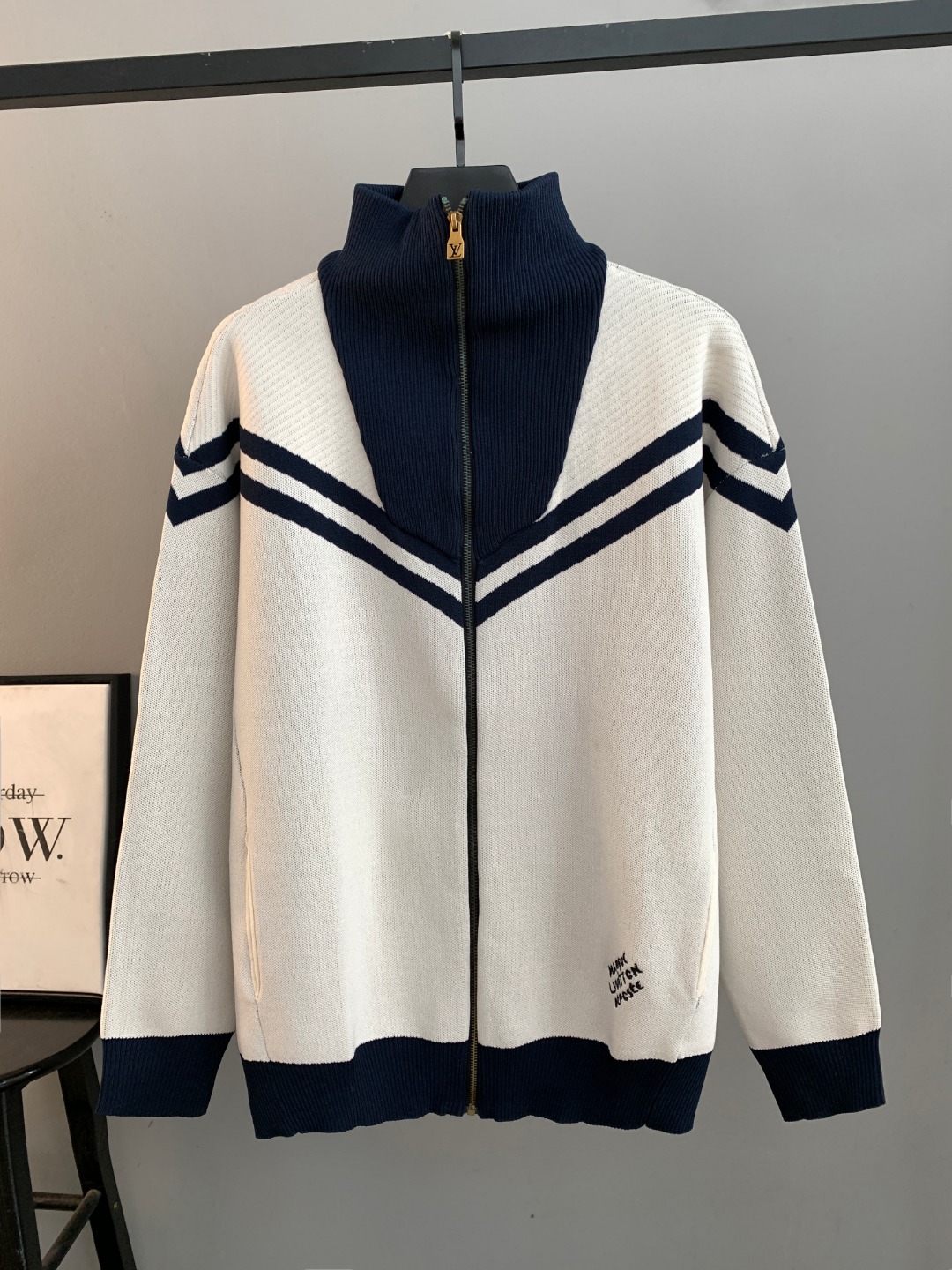 NO:596245,High quality (photo directly without any editing) Louis Vuitton LV zipper sweater. Classic one-piece woven yarn jacquard craft. Customized wool blend material. It feels delicate and soft and can be directly in contact with the skin. Let the warm yarn change into a delicate texture. Craft 1: Jacquard tissue imported from Germany. Precisely control the arrangement and interweaving of yarns. Carefully interweave jacquard artistic pattern inlays on the loom to make the fabric more vivid and three-dimensional. Craft 2 uses towel embroidery craft.  A traditional hand-made embroidery technology that uses stitches to embroider. It is completed by changing the hooking action of a special machine head, and the coils are interlocked one by one, thus bringing about a towel-like texture and effect. Process 3: Curved thread structure. By changing the stitching method and the arrangement of yarns during the knitting process, the yarns show a curved distribution in the fabric. Process 4: Softening and deodorizing process of garment washing water. Deep cleaning and deodorizing of clothes through professional washing equipment and specific detergents.  Improve the feel and appearance of clothing Fit Loose fit Unisex Size S M L XL XXL,,louis vuitton,louis vuitton,louis vuitton,sweaters,alexander wang19860909高品质(照片直出 无任何修图） Louis Vuitton LV路易威登拉链毛衣 经典一体织纱提花工艺订制羊毛混纺材质 手感细腻柔软可直接与肌肤接触 让暖心的纱线变化出细腻的质感 工艺1: 德国进口机提花组织而成 精确地控制纱线的排列和交织方式 在织机上精心交织提花艺术图案镶饰 织物更加生动立体 工艺2采用毛巾绣工艺 一种传统手工刺绣技术 采用针法进行刺绣 通过变换特种机头勾线动作完成 线圈一环扣一环 从而带来毛巾般的质感和效果 工艺3: 曲型螺纹组织 通过改变针织过程中的针法和纱线的排列方式 使纱线在织物中呈现出曲线状的分布 工艺4:成衣洗水加软去味工艺 通过专业的洗涤设备和特定的洗涤剂 对衣物进行深度清洁和去味处理 改善衣物的手感和外观 版型 宽松版型 男女同款 尺码 S M L XL XXL,,louis vuitton,louis vuitton,louis vuitton,sweaters,alexander wang,Men's clothing