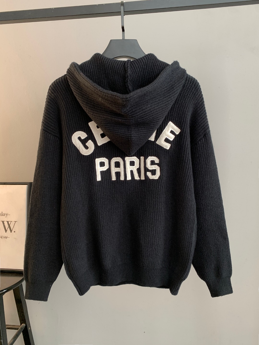 NO:596249,High quality (photo directly without any editing) CELINE Celine hooded sweater. Classic one-piece woven yarn jacquard technology. Customized wool blend material. It feels delicate and soft and can be directly in contact with the skin. Let the warm yarn change into a delicate texture. Process 1: Jacquard tissue imported from Germany. Precisely control the arrangement and interweaving of yarns. Carefully interweave jacquard artistic pattern inlays on the loom to make the fabric more vivid and three-dimensional. Process 2 uses towel embroidery technology, a traditional hand-made embroidery technology.  Embroidery is carried out using the needle method. It is completed by changing the hooking action of the special machine head, and the coils are interlocked one by one, thus bringing about a towel-like texture and effect. Process 3: Curved thread structure. By changing the stitch method and the arrangement of the yarn during the knitting process, the yarn shows a curved distribution in the fabric. Process 4: Softening and deodorizing process of garment washing water. Deep cleaning and deodorizing of the clothes are carried out through professional washing equipment and specific detergents to improve the feel and appearance of the clothes. Version  Loose fit, same style for men and women, size S M L XL XXL,,celine,celine,sweaters,hats,alexander wang19860909高品质(照片直出 无任何修图） CELINE 赛琳连帽毛衣 经典一体织纱提花工艺订制羊毛混纺材质 手感细腻柔软可直接与肌肤接触 让暖心的纱线变化出细腻的质感 工艺1: 德国进口机提花组织而成 精确地控制纱线的排列和交织方式 在织机上精心交织提花艺术图案镶饰 织物更加生动立体 工艺2采用毛巾绣工艺 一种传统手工刺绣技术 采用针法进行刺绣 通过变换特种机头勾线动作完成 线圈一环扣一环 从而带来毛巾般的质感和效果 工艺3: 曲型螺纹组织 通过改变针织过程中的针法和纱线的排列方式 使纱线在织物中呈现出曲线状的分布 工艺4:成衣洗水加软去味工艺 通过专业的洗涤设备和特定的洗涤剂 对衣物进行深度清洁和去味处理 改善衣物的手感和外观 版型 宽松版型 男女同款 尺码 S M L XL XXL,,celine,celine,sweaters,hats,alexander wang,Men's clothing