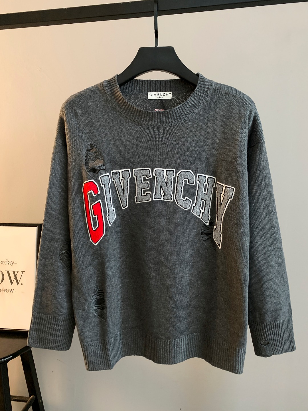 NO:596255,High quality (photo directly without any retouching) Givenchy crew neck sweater. Classic one-piece woven yarn jacquard craft. Customized wool blend material. It feels delicate and soft and can be directly in contact with the skin. Let the warm yarn change into a delicate texture. Craft 1: Jacquard tissue imported from Germany. Precisely control the arrangement and interweaving of yarns. Carefully interweave jacquard artistic pattern inlays on the loom to make the fabric more vivid and three-dimensional. Craft 2 uses towel embroidery, a traditional hand-made embroidery technology.  Embroidery is carried out using the needle method. It is completed by changing the hooking action of the special machine head, and the coils are interlocked one by one, thus bringing about a towel-like texture and effect. Process 3: Curved thread structure. By changing the stitch method and the arrangement of the yarn during the knitting process, the yarn shows a curved distribution in the fabric. Process 4: Softening and deodorizing process of garment washing water. Deep cleaning and deodorizing of the clothes are carried out through professional washing equipment and specific detergents to improve the feel and appearance of the clothes. Version  Loose fit, same for men and women, sizes S M L XL XXL,,givenchy,givenchy,sweaters,alexander wang19860909高品质(照片直出 无任何修图） Givenchy纪梵希圆领毛衣 经典一体织纱提花工艺订制羊毛混纺材质 手感细腻柔软可直接与肌肤接触 让暖心的纱线变化出细腻的质感 工艺1: 德国进口机提花组织而成 精确地控制纱线的排列和交织方式 在织机上精心交织提花艺术图案镶饰 织物更加生动立体 工艺2采用毛巾绣工艺 一种传统手工刺绣技术 采用针法进行刺绣 通过变换特种机头勾线动作完成 线圈一环扣一环 从而带来毛巾般的质感和效果 工艺3: 曲型螺纹组织 通过改变针织过程中的针法和纱线的排列方式 使纱线在织物中呈现出曲线状的分布 工艺4:成衣洗水加软去味工艺 通过专业的洗涤设备和特定的洗涤剂 对衣物进行深度清洁和去味处理 改善衣物的手感和外观 版型 宽松版型 男女同款 尺码 S M L XL XXL,,givenchy,givenchy,sweaters,alexander wang,Men's clothing