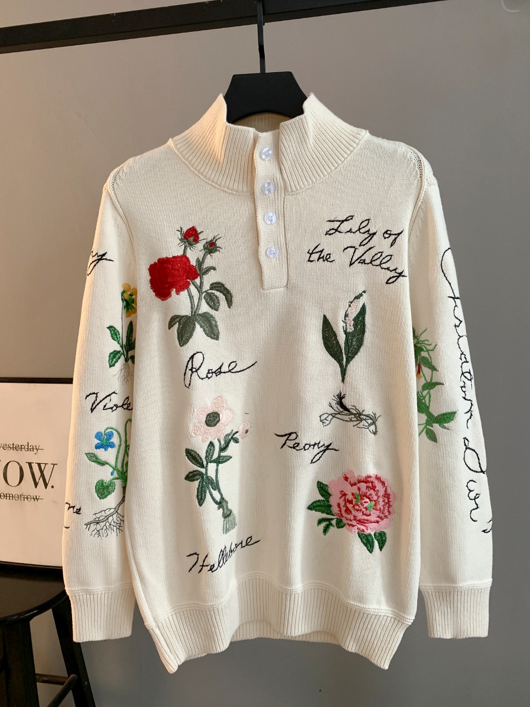 NO:596257,High quality (photo directly without any retouching) DIOR button sweater. Classic one-piece woven yarn jacquard craft. Customized wool blend material. It feels delicate and soft and can be directly in contact with the skin. Let the warm yarn change into a delicate texture. Craft 1: Jacquard tissue imported from Germany. Precisely control the arrangement and interweaving of yarns. Carefully interweave jacquard artistic patterns and inlays on the loom to make the fabric more vivid and three-dimensional. Craft 2 uses towel embroidery, a traditional hand-made embroidery technology.  Embroidery is carried out using the needle method. It is completed by changing the hooking action of the special machine head, and the coils are interlocked one by one, thus bringing about a towel-like texture and effect. Process 3: Curved thread structure. By changing the stitch method and the arrangement of the yarn during the knitting process, the yarn shows a curved distribution in the fabric. Process 4: Softening and deodorizing process of garment washing water. Deep cleaning and deodorizing of the clothes are carried out through professional washing equipment and specific detergents to improve the feel and appearance of the clothes. Version  Loose fit, same style for men and women, sizes S M L XL XXL,,dior,dior,sweaters,alexander wang19860909高品质(照片直出 无任何修图） DIOR迪奥纽扣毛衣 经典一体织纱提花工艺订制羊毛混纺材质 手感细腻柔软可直接与肌肤接触 让暖心的纱线变化出细腻的质感 工艺1: 德国进口机提花组织而成 精确地控制纱线的排列和交织方式 在织机上精心交织提花艺术图案镶饰 织物更加生动立体 工艺2采用毛巾绣工艺 一种传统手工刺绣技术 采用针法进行刺绣 通过变换特种机头勾线动作完成 线圈一环扣一环 从而带来毛巾般的质感和效果 工艺3: 曲型螺纹组织 通过改变针织过程中的针法和纱线的排列方式 使纱线在织物中呈现出曲线状的分布 工艺4:成衣洗水加软去味工艺 通过专业的洗涤设备和特定的洗涤剂 对衣物进行深度清洁和去味处理 改善衣物的手感和外观 版型 宽松版型 男女同款 尺码 S M L XL XXL,,dior,dior,sweaters,alexander wang,Men's clothing