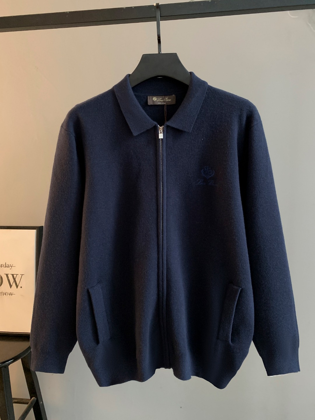 NO:596259,High quality (photo directly without any retouching) Loro Piana LP zipper sweater. Customized wool blend material with classic integrated yarn jacquard technology. It feels delicate and soft and can be directly in contact with the skin. The warm yarn changes into a delicate texture. Process 1: Jacquard tissue imported from Germany. Precisely control the arrangement and interweaving of yarns. Carefully interweave jacquard artistic pattern inlays on the loom to make the fabric more vivid and three-dimensional. Process 2 uses towel embroidery process.  A traditional hand-made embroidery technology that uses stitches to embroider. It is completed by changing the hooking action of a special machine head, and the coils are interlocked one by one, thus bringing about a towel-like texture and effect. Process 3: Curved thread structure. By changing the stitching method and the arrangement of yarns during the knitting process, the yarns show a curved distribution in the fabric. Process 4: Softening and deodorizing process of garment washing water. Deep cleaning and deodorizing of clothes through professional washing equipment and specific detergents.  Improve the feel and appearance of clothing Fit Loose fit Unisex Size S M L XL XXL,,loro piana,loro piana,sweaters,alexander wang19860909高品质(照片直出 无任何修图） Loro Piana LP诺悠翩雅拉链毛衣 经典一体织纱提花工艺订制羊毛混纺材质 手感细腻柔软可直接与肌肤接触 让暖心的纱线变化出细腻的质感 工艺1: 德国进口机提花组织而成 精确地控制纱线的排列和交织方式 在织机上精心交织提花艺术图案镶饰 织物更加生动立体 工艺2采用毛巾绣工艺 一种传统手工刺绣技术 采用针法进行刺绣 通过变换特种机头勾线动作完成 线圈一环扣一环 从而带来毛巾般的质感和效果 工艺3: 曲型螺纹组织 通过改变针织过程中的针法和纱线的排列方式 使纱线在织物中呈现出曲线状的分布 工艺4:成衣洗水加软去味工艺 通过专业的洗涤设备和特定的洗涤剂 对衣物进行深度清洁和去味处理 改善衣物的手感和外观 版型 宽松版型 男女同款 尺码 S M L XL XXL,,loro piana,loro piana,sweaters,alexander wang,Men's clothing